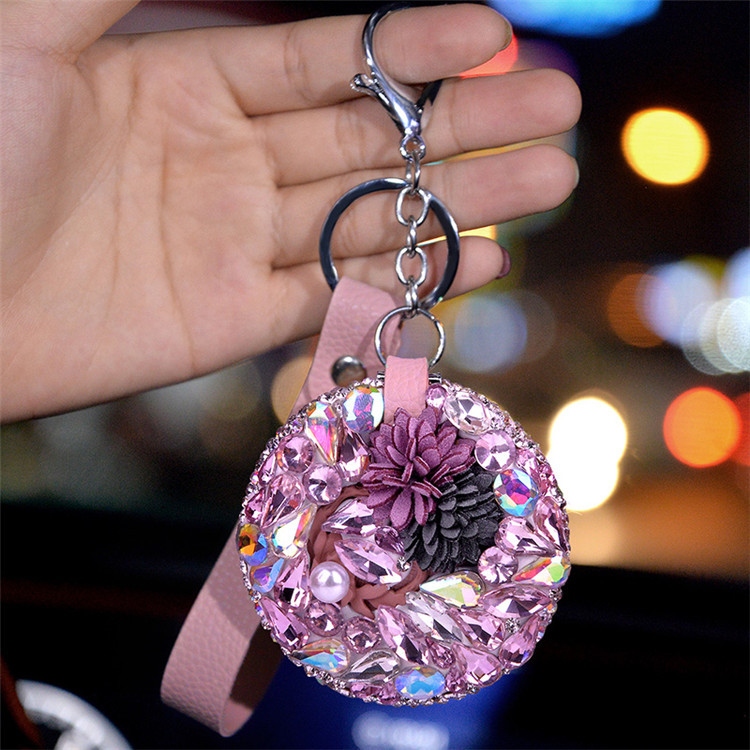 New car keychain creative car mirror key pendant, fashionable and cute ladies' keychain pendant wholesale Application Scenario