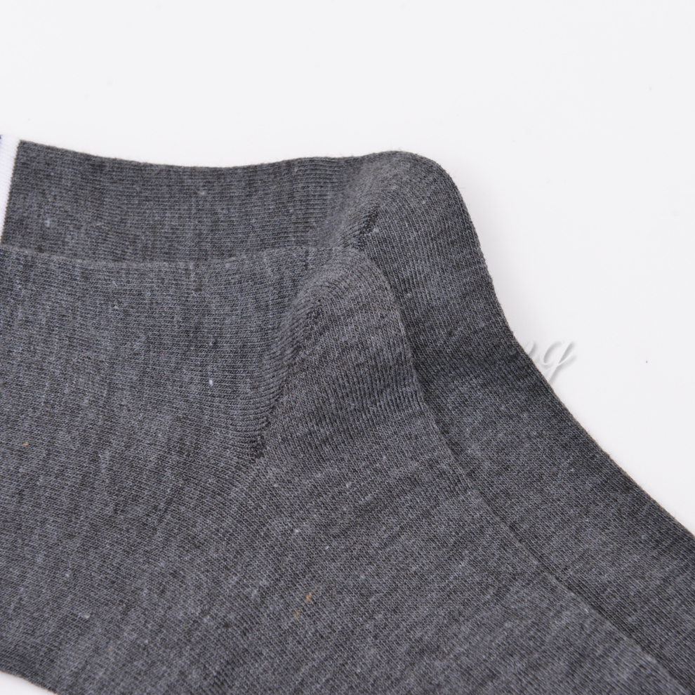 Striped pattern mixed-color socks for both men and women, ins trendy hip-hop personality mid-length socks, Japanese street sports socks Application Scenario