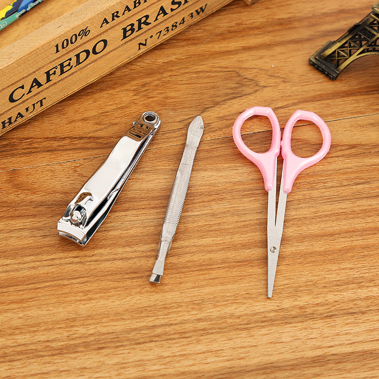 Factory direct supply nail clipper set: Three-piece set of nail clippers, eyebrow clippers and eyebrow trimming scissors wholesale two-yuan store Application Scenario