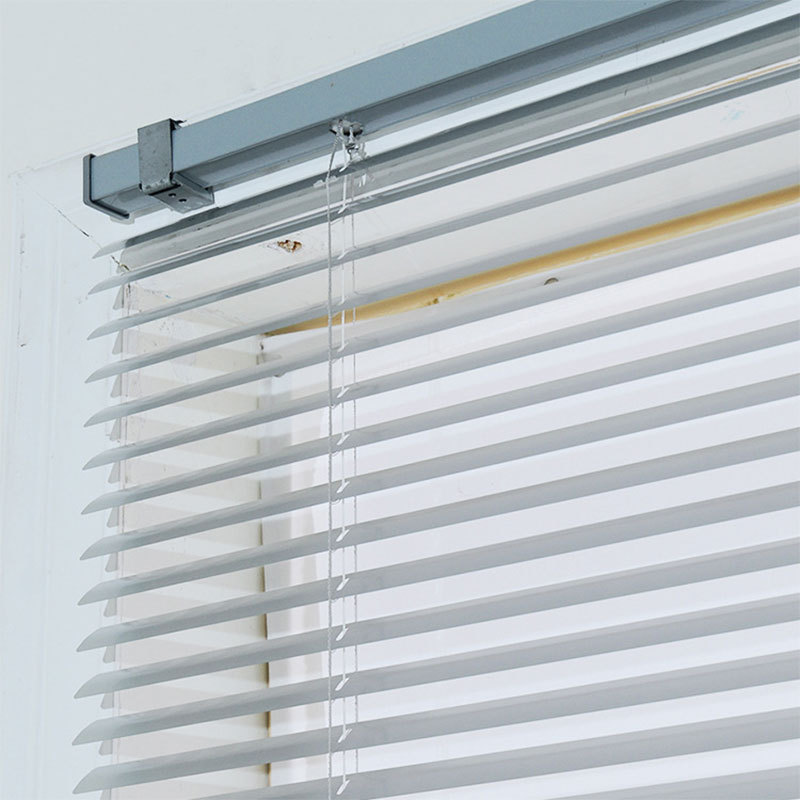 The manufacturer of Venetian blinds with pull beads supplies the lifting and closing integrated blinds for simple office shading