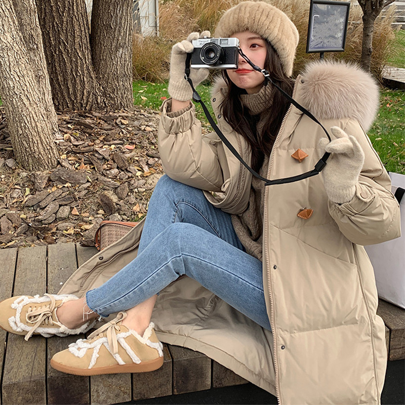 The new mid-length, fashionable, large-collar, loose and thickened white duck down warm jacket for women in winter 2021 is trendy details Picture
