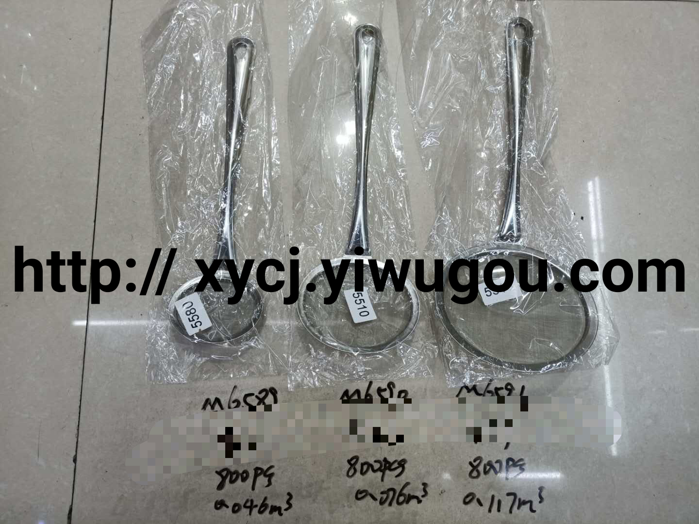 Kitchen daily-use stainless steel oil-frying hot pot net oil leakage grid kitchen soy milk and fruit oil filter spoon Application Scenario