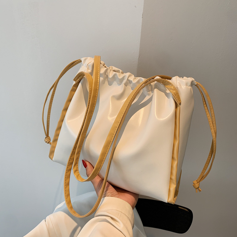 Large capacity simple big bag female 2021 new fashion fashion summer shoulder bag network red fashion underarm bag