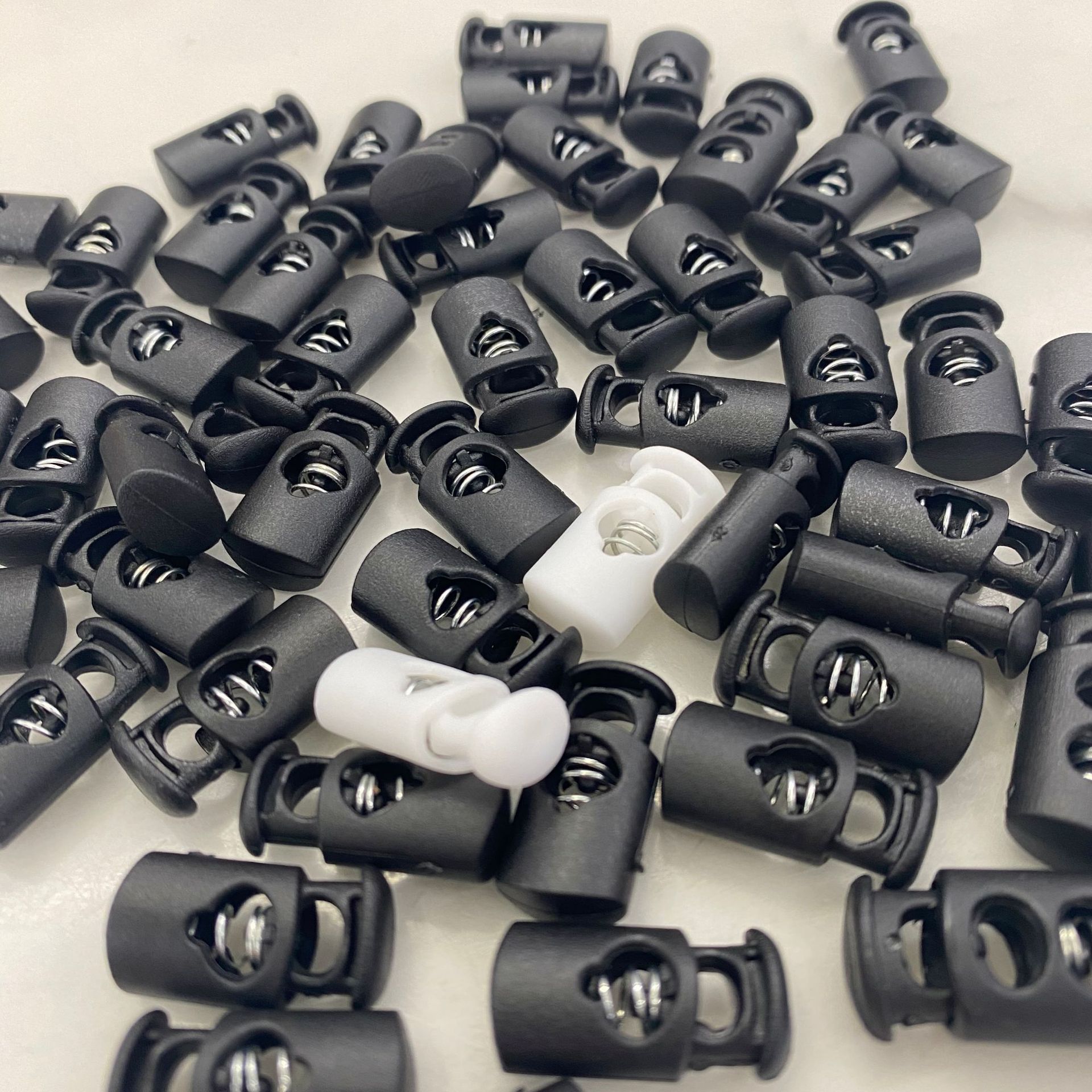 A variety of accessories such as plastic rope buckles, spring buckles, bag webbing, snap buckles, elastic buckles, and flat bamboo stick ropes are in stock details Picture
