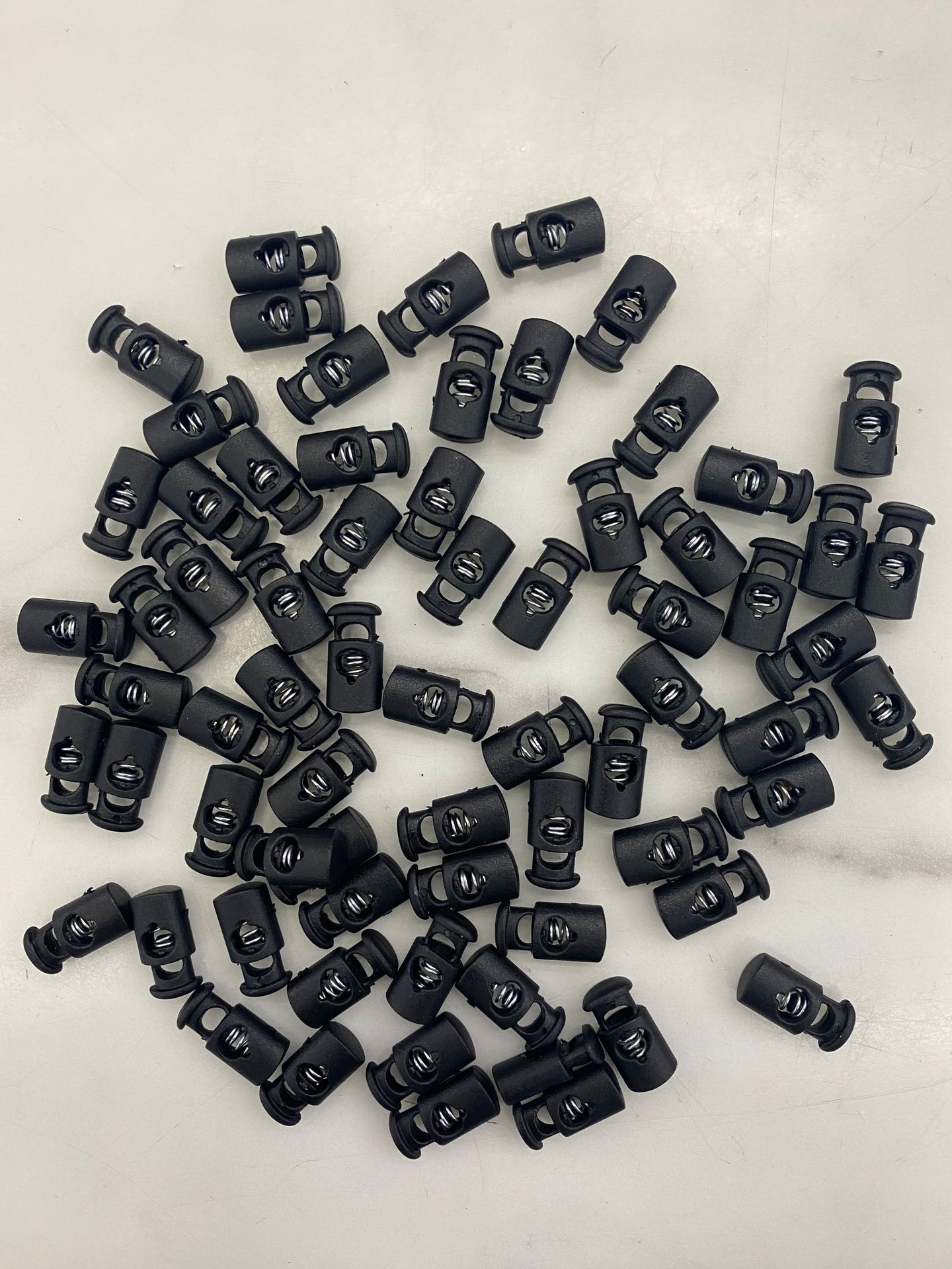 A variety of accessories such as plastic rope buckles, spring buckles, bag webbing, snap buckles, elastic buckles, and flat bamboo stick ropes are in stock Application Scenario