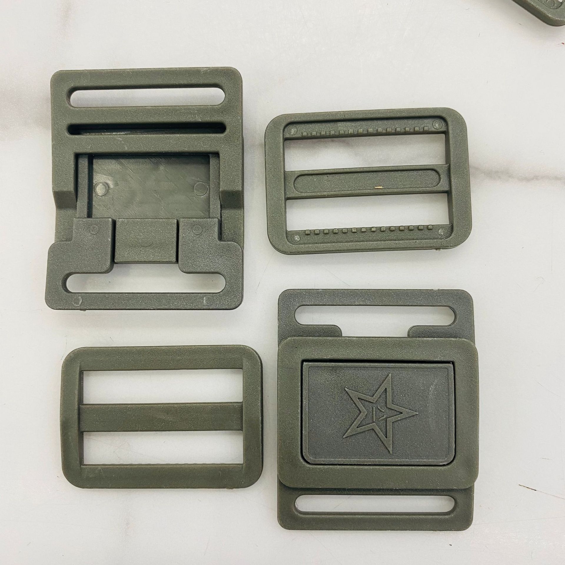 Bag accessories, belt buckles, plastic clips, belt accessories, adjustment buckles, belt link buckles can be customized according to color Application Scenario
