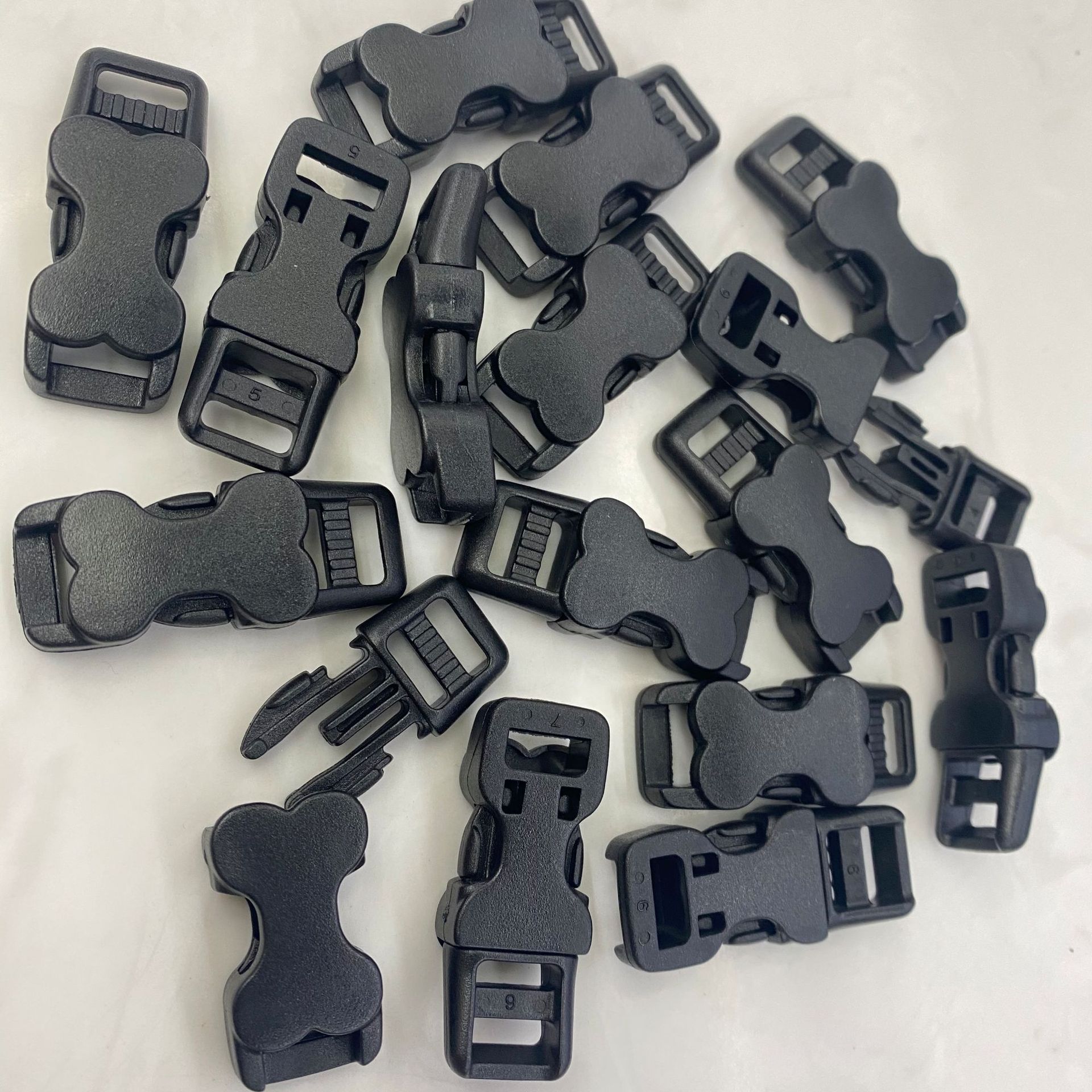 Pet leash buckles with bone buckles, black, white and gray plastic buckles, cute dog leash buckles in various sizes Application Scenario