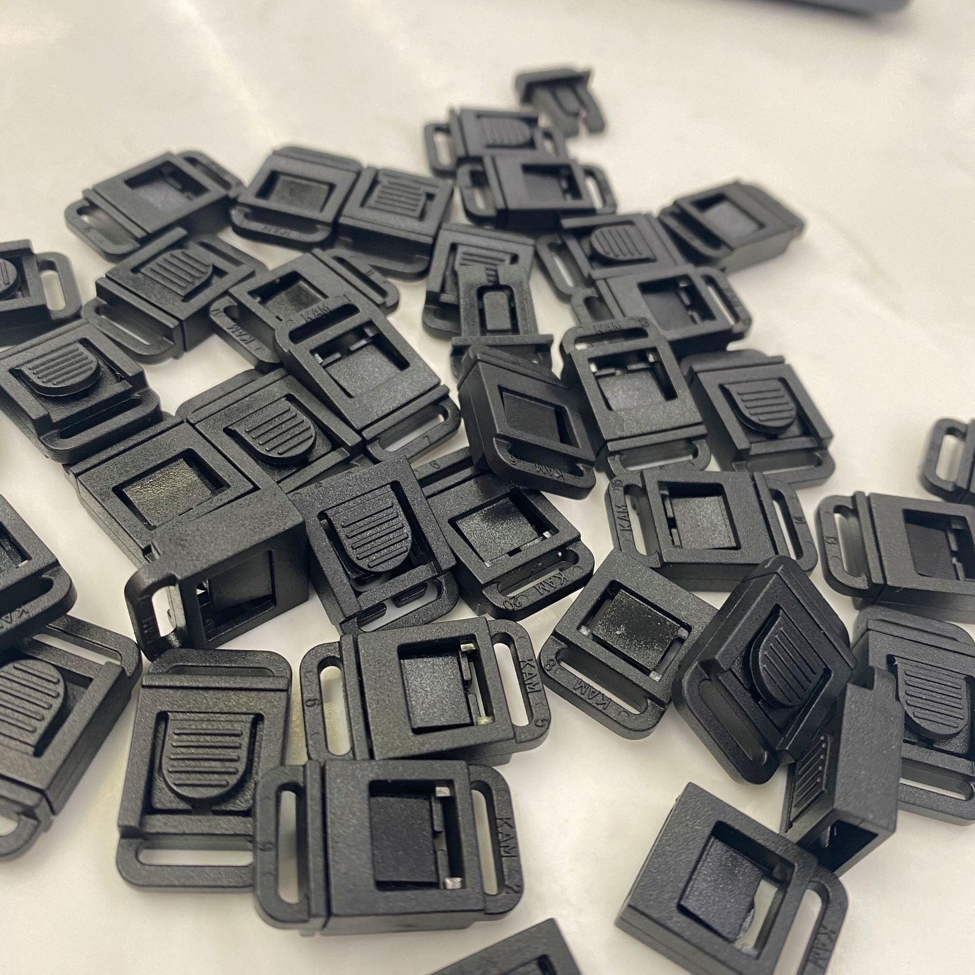The color of the button in the plastic bag can be customized to wear the 1.0cm webbing thumbnail