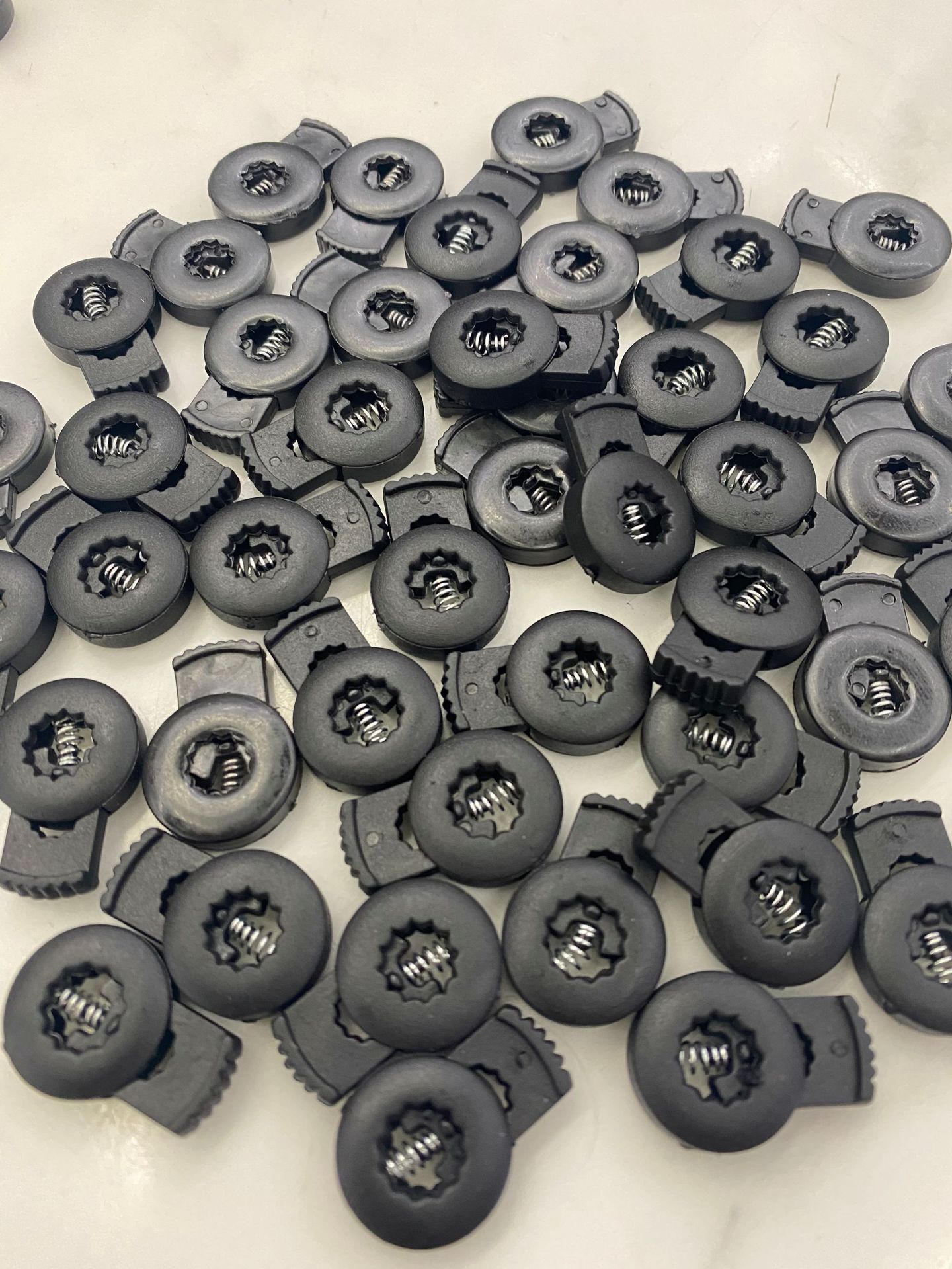 There are various shapes of plastic spring buckles, tension adjustment buckles, fixed rope buckles, threading rope buckles and pig nose buckles in stock Application Scenario