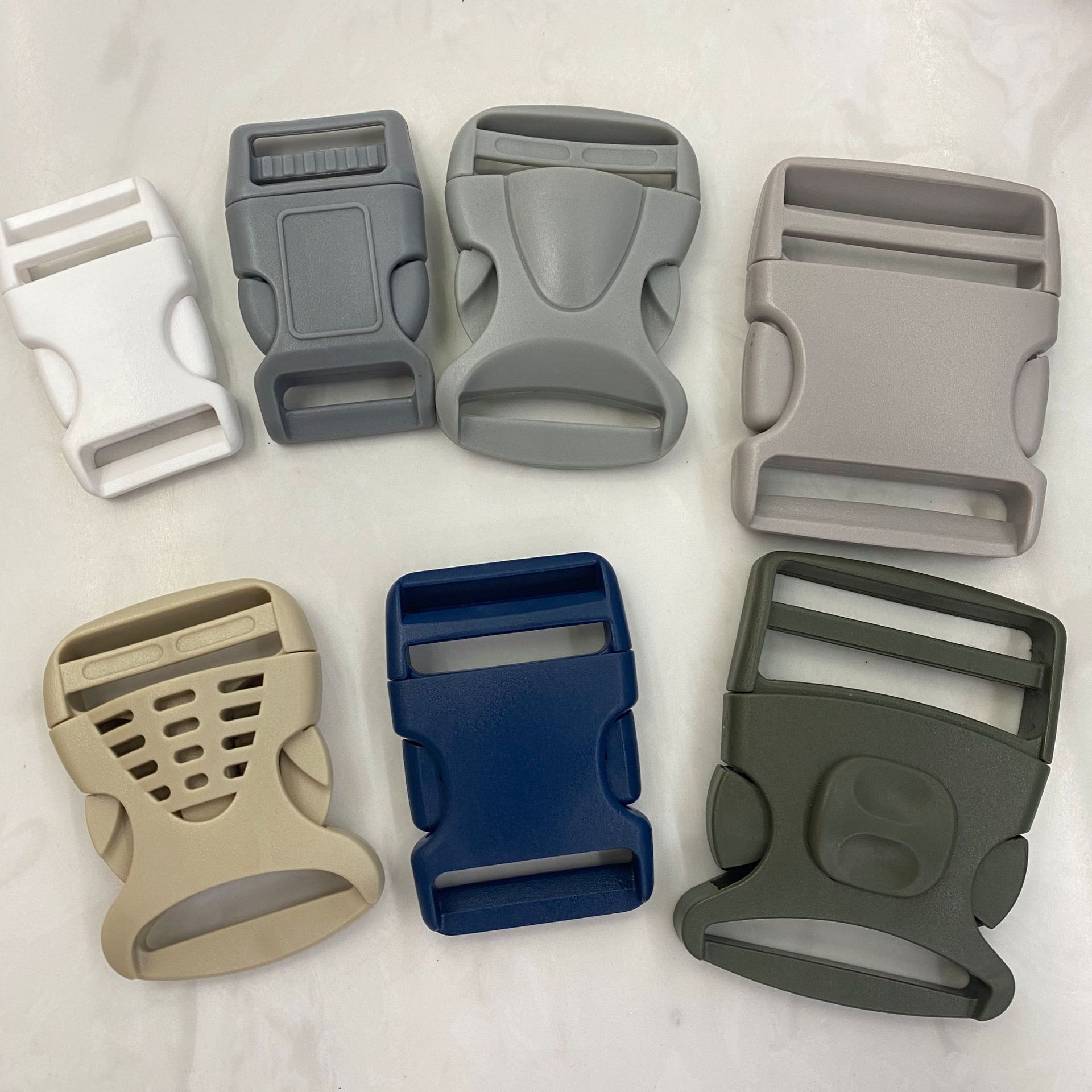 Four types of color plastic buckles, including curved buckles, pet buckles, bag webbing buckles, and checkered buckles, will be dispatched on the same day