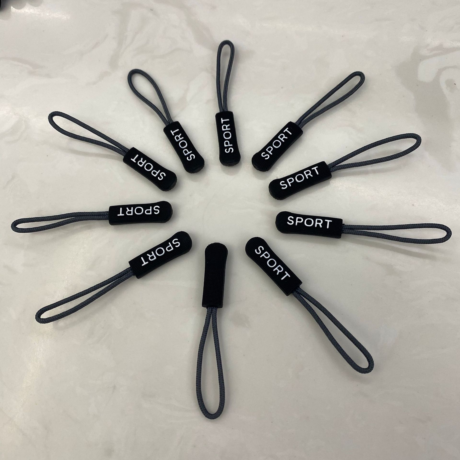 Clothing plastic zipper pulls, luggage zippers, zipper pull ropes, PVC PU pull ropes, leather pull pieces, wholesale in stock Application Scenario