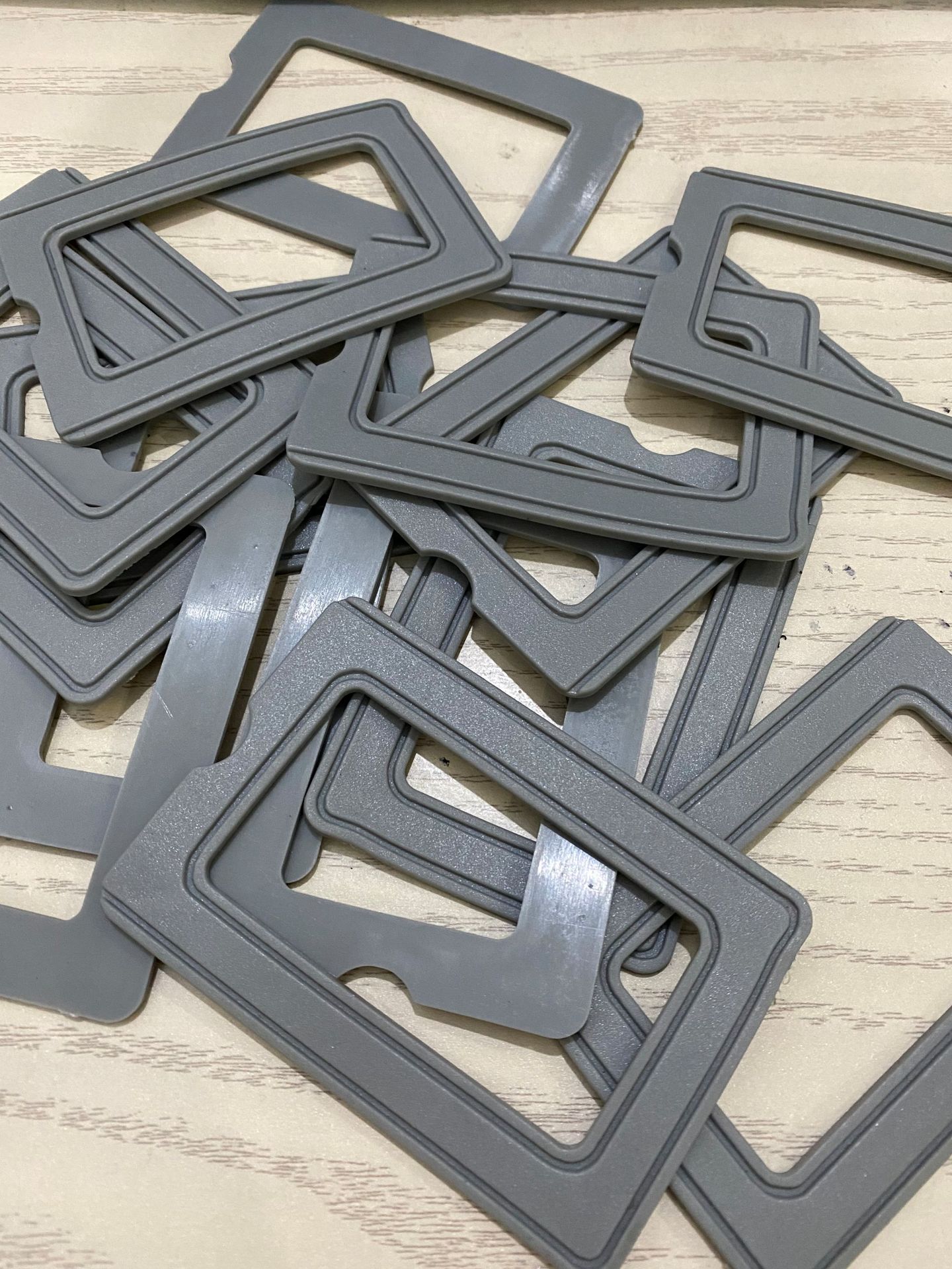 We have plastic business card frames, PVC luggage, business card frames, luggage accessories, and gray business card plates available for immediate delivery