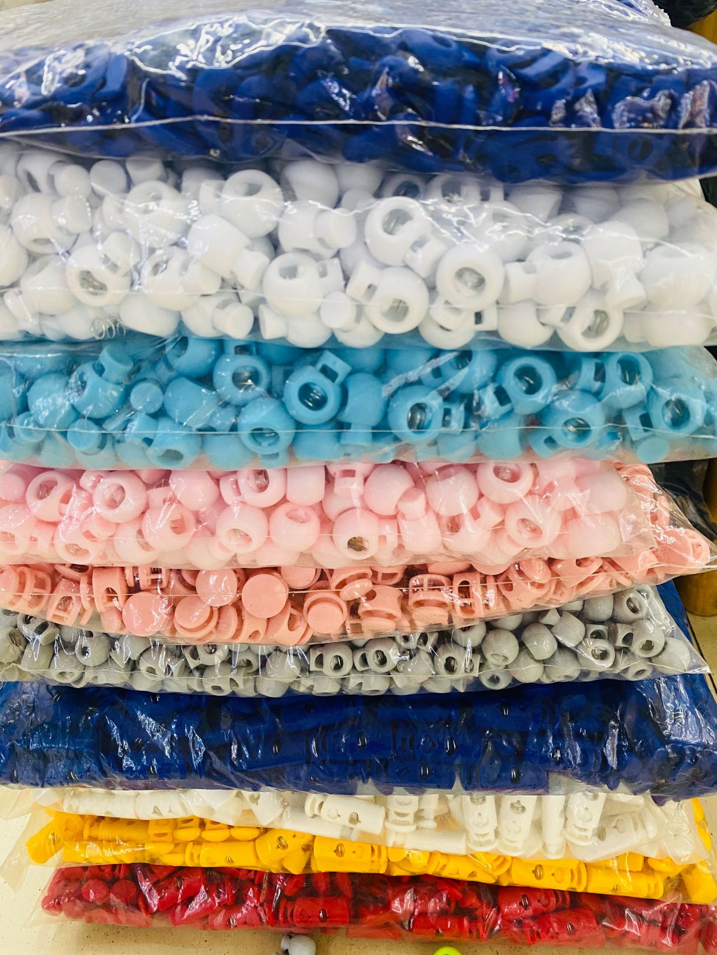 In-stock colored plastic rope buckles, double-hole rope buckles, drawstring bag rope buckles, plastic spring buckles, and pig nose buckles will be dispatched on the same day Application Scenario