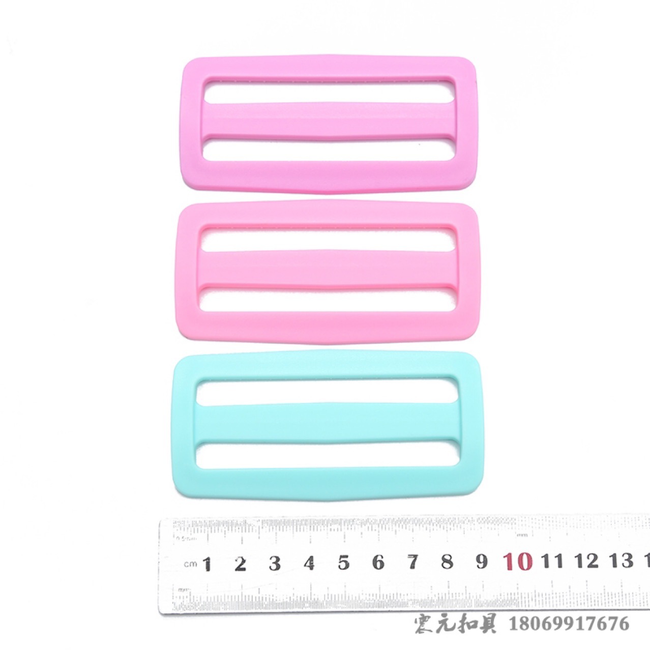 We have large-sized three-tier square buckle yoga belts in stock. The plastic buckle is 7.8cm and the 6.0 square buckle is 6.8cm details Picture