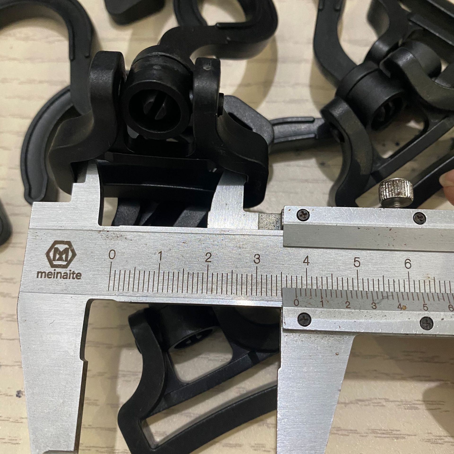Plastic big question mark hook, black large hook, baby stroller rotating hook, outdoor backpack webbing, accessories and supplies Application Scenario
