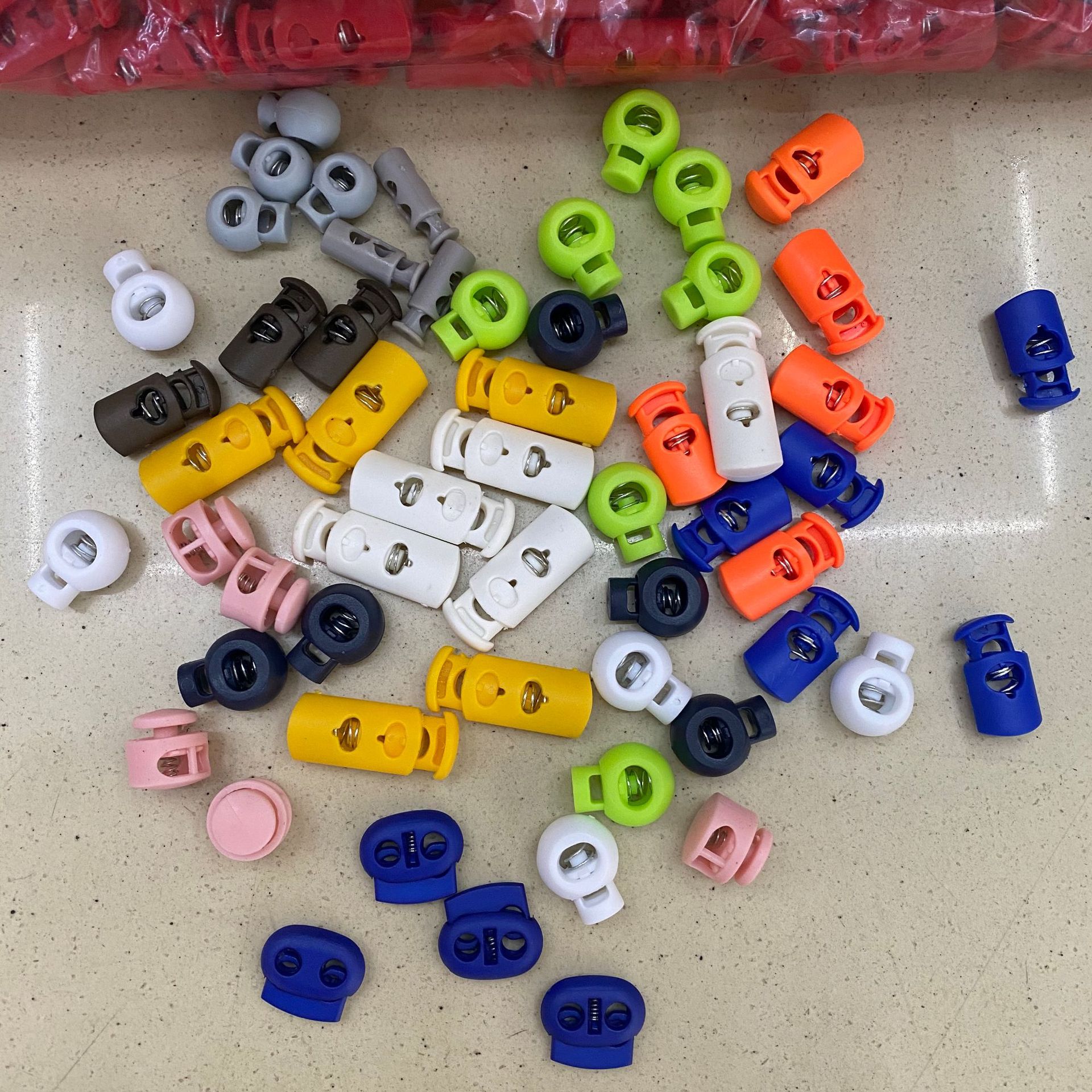 In-stock colored plastic rope buckles, double-hole rope buckles, drawstring bag rope buckles, plastic spring buckles, and pig nose buckles will be dispatched on the same day
