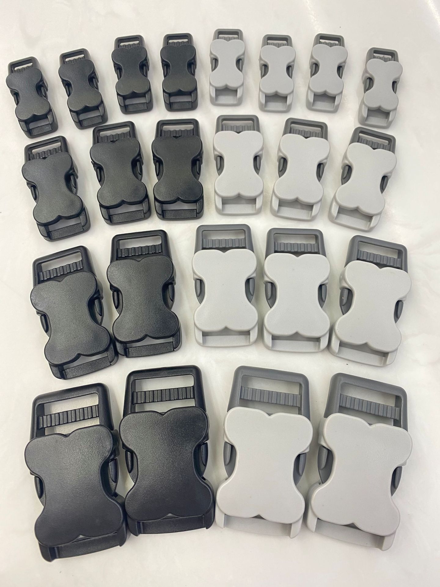Pet leash buckles with bone buckles, black, white and gray plastic buckles, cute dog leash buckles in various sizes Item Picture
