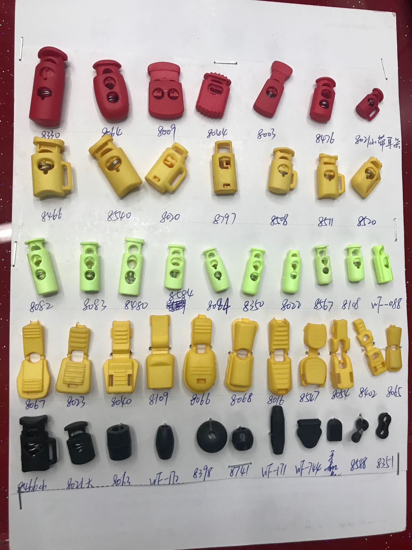 Low-price wholesale of plastic electroplated hanging clock rope buckles, spring buckles, cat's eye buckles, cat's eye buckles, double-hole round buckles