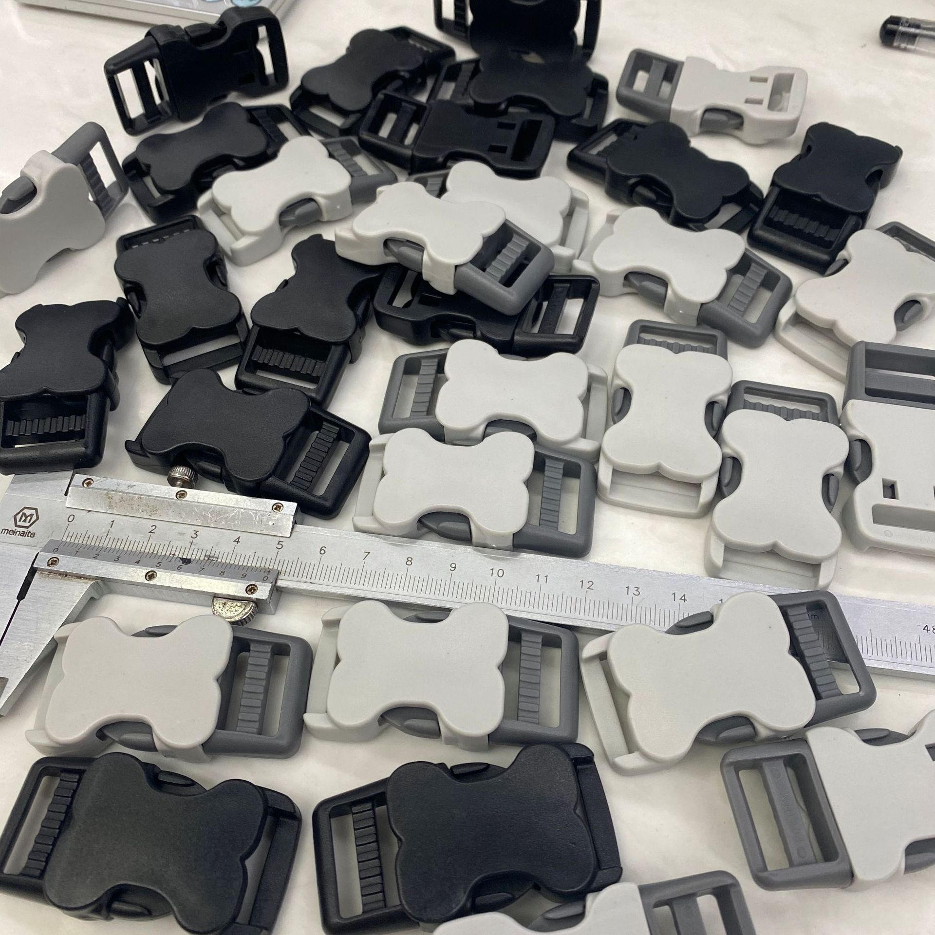 Pet leash buckles with bone buckles, black, white and gray plastic buckles, cute dog leash buckles in various sizes details Picture