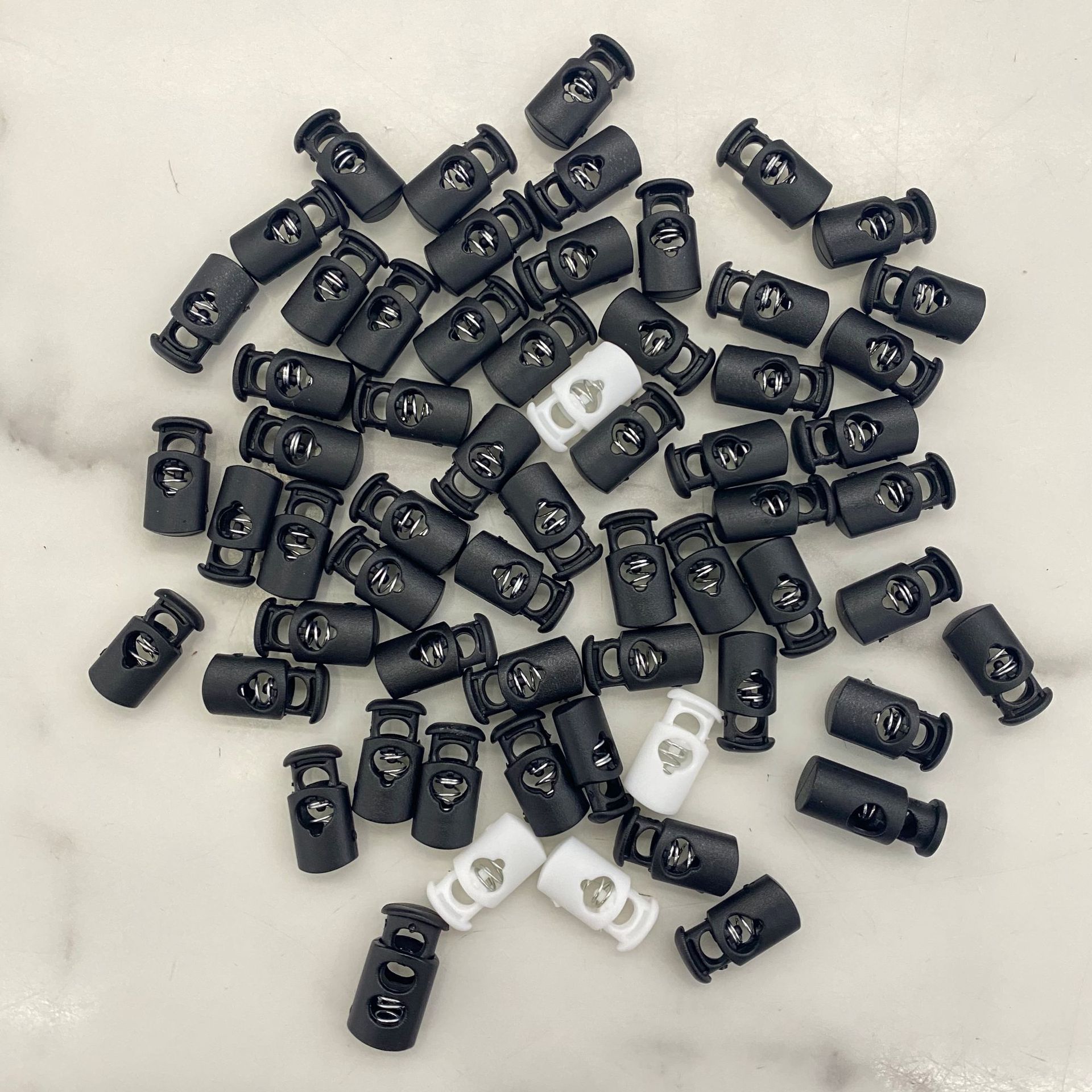 A variety of accessories such as plastic rope buckles, spring buckles, bag webbing, snap buckles, elastic buckles, and flat bamboo stick ropes are in stock Specification image