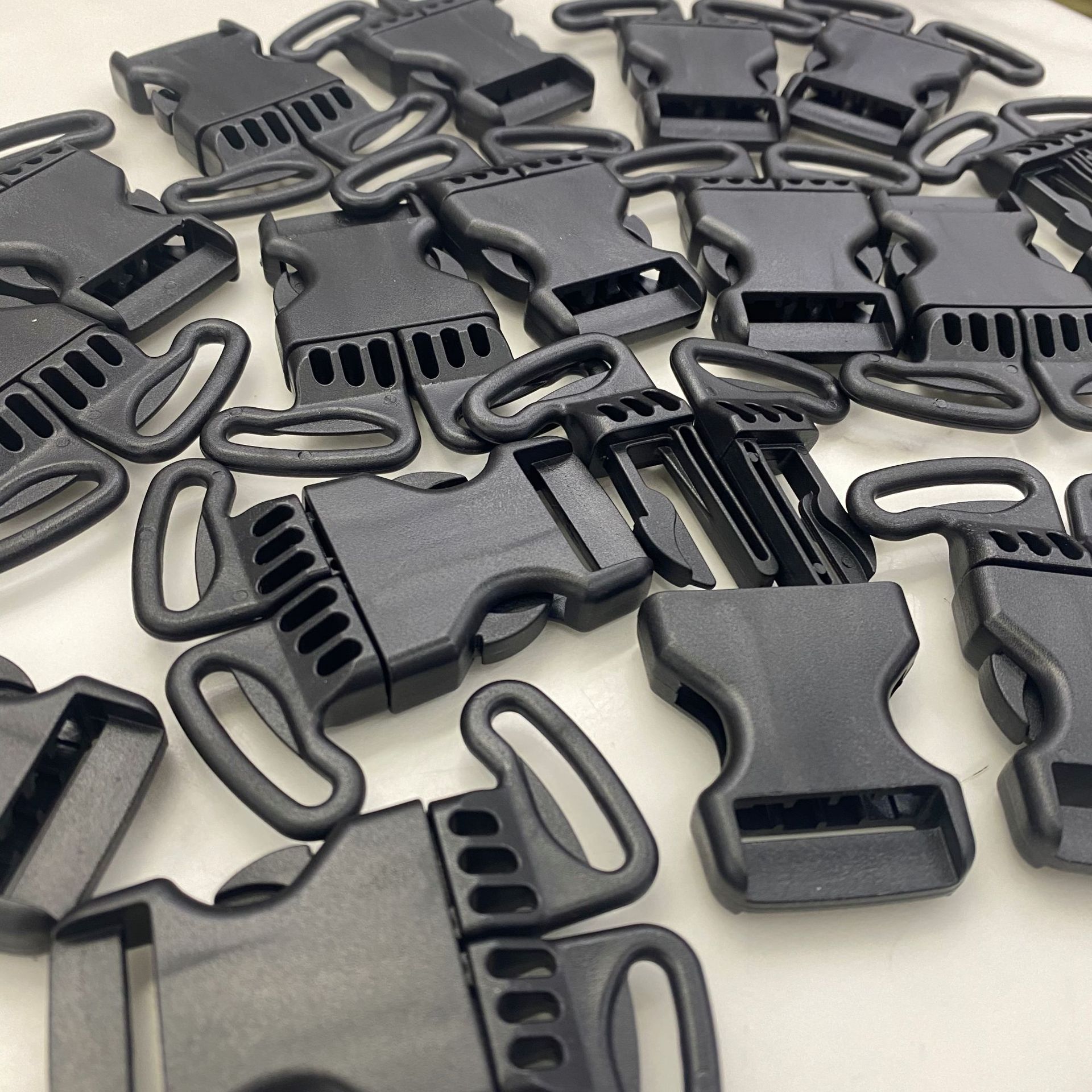 Plastic bag buckles, webbing buckles, backpack triangular buckles, bag plastic accessories, buckles, auxiliary materials, plastic Application Scenario