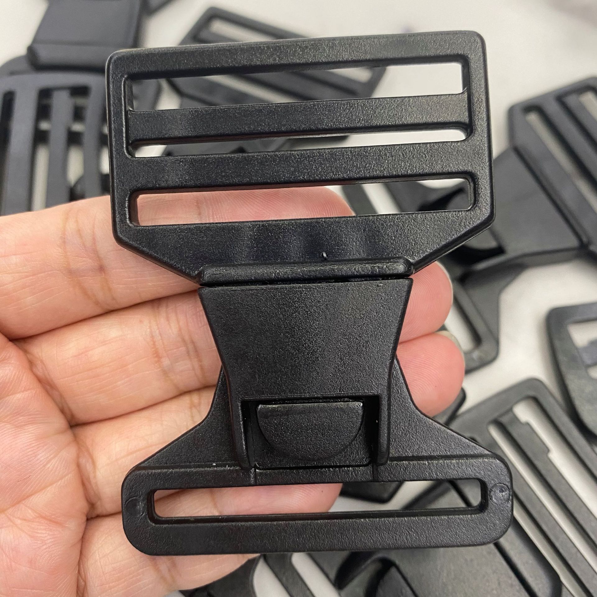 Plastic snap-on bag hoist snap-on plastic accessory snap-on, backpack snap-on, multi-directional adjustment QQ multi-directional snap-on Specification image