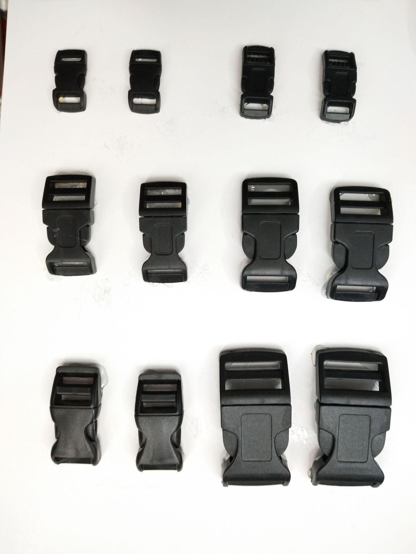 Plastic webbing clips, belt clips, mobile phone clips, pet curved square clips, black adjustable clips, arc-shaped webbing Item Picture