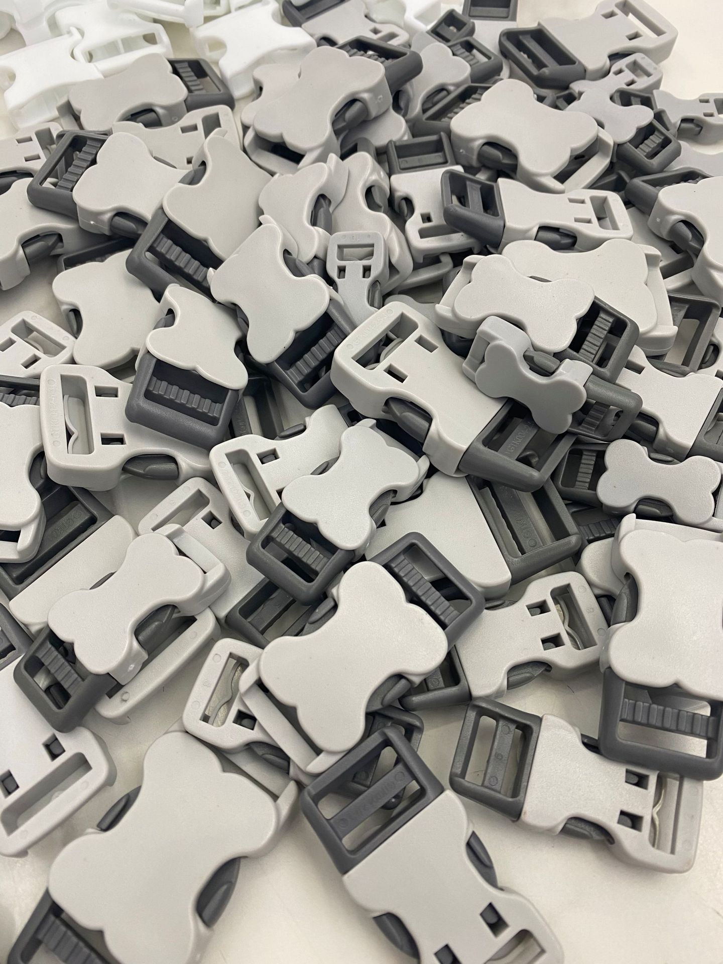 Pet leash buckles with bone buckles, black, white and gray plastic buckles, cute dog leash buckles in various sizes Specification image