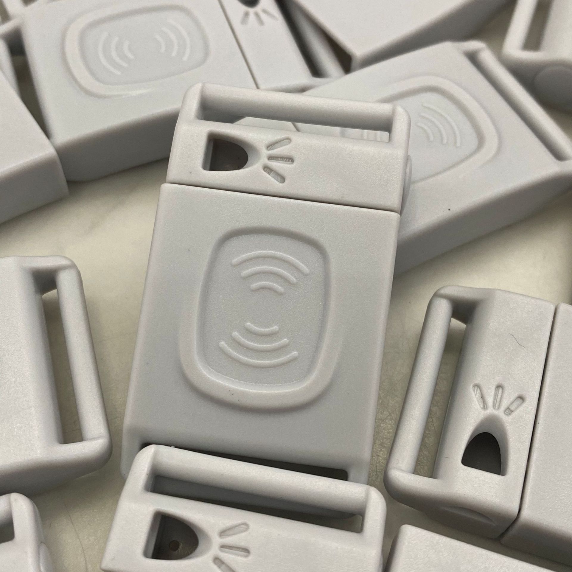 自动弹磁感应钥匙口哨弧形儿童防走失牵引插口塑料口哨颜色可定做