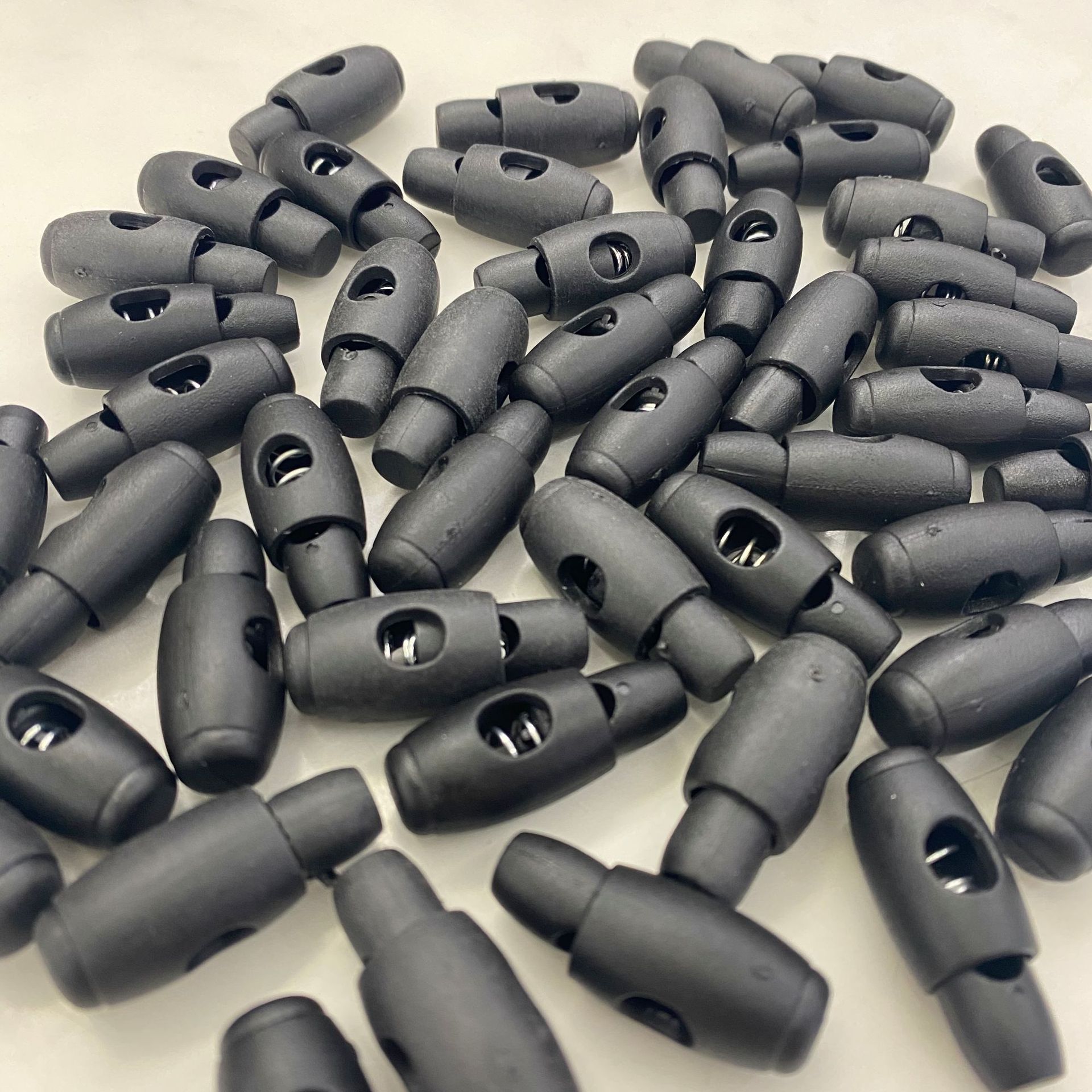 There are various shapes of plastic spring buckles, tension adjustment buckles, fixed rope buckles, threading rope buckles and pig nose buckles in stock details Picture