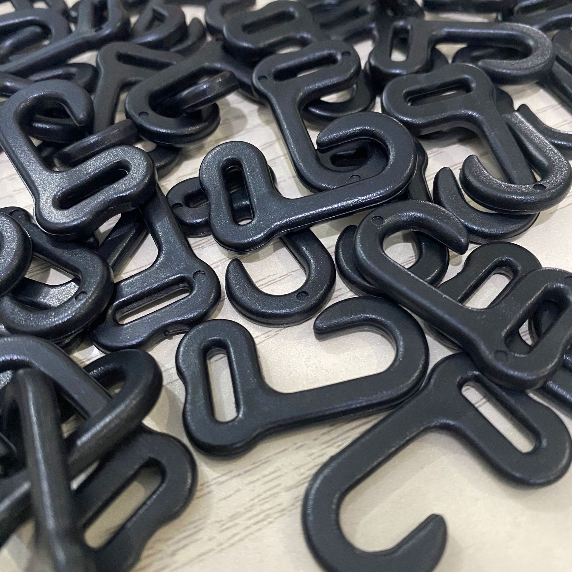 Plastic bag webbing hook, backpack small hanging hook, inner diameter 1.5, webbing hook, 2-shaped hook, plastic hook buckle Application Scenario