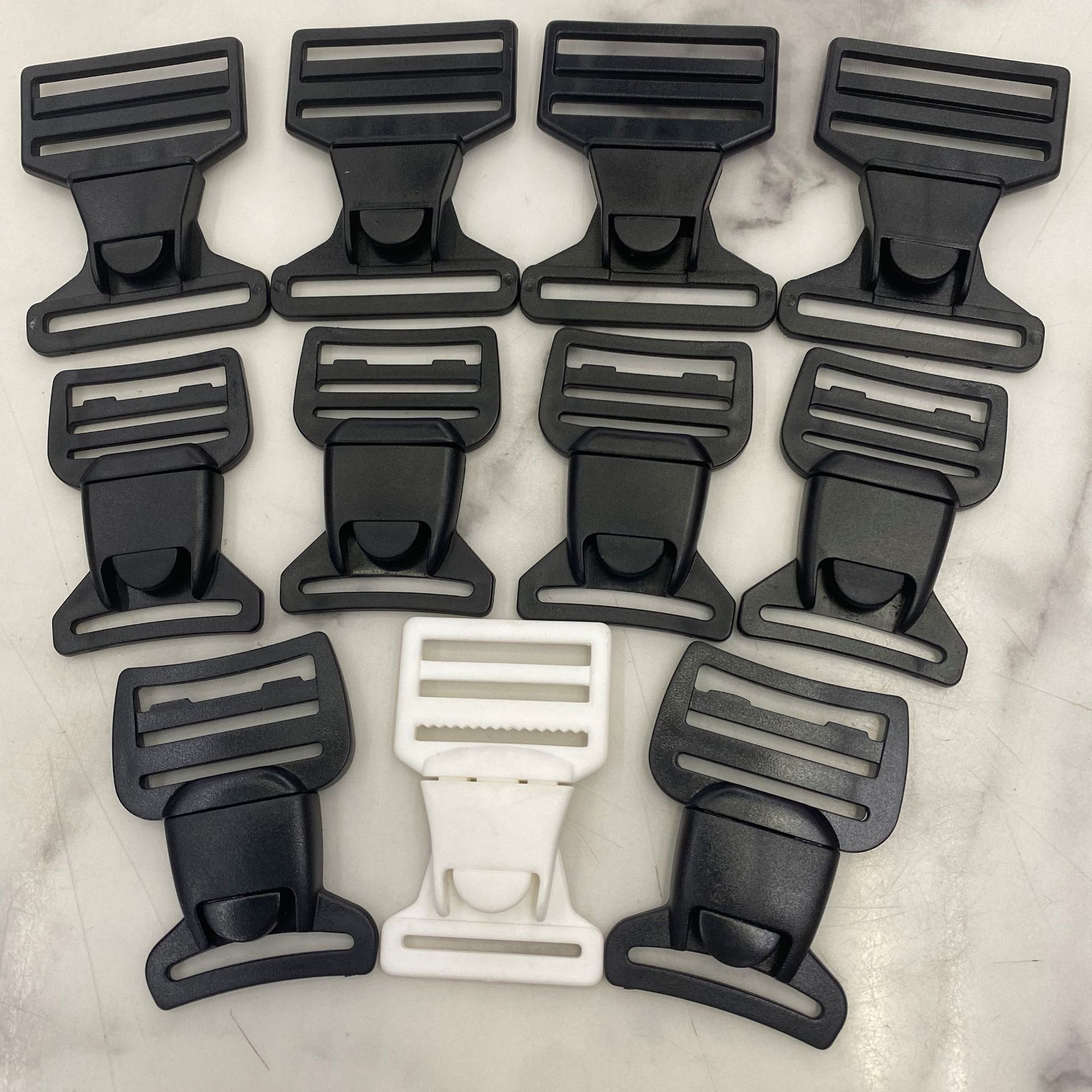 Plastic snap-on bag hoist snap-on plastic accessory snap-on, backpack snap-on, multi-directional adjustment QQ multi-directional snap-on Application Scenario