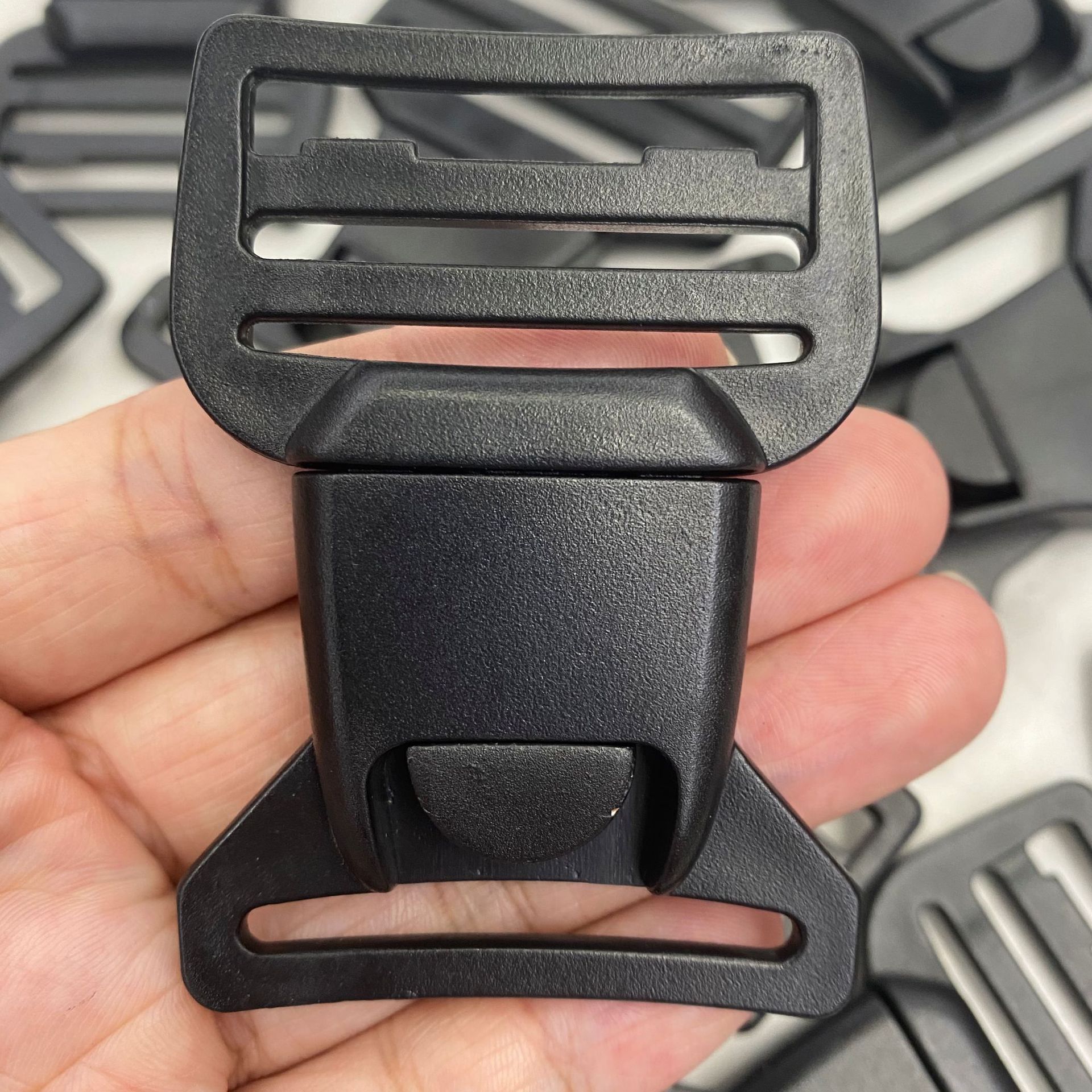 Plastic snap-on bag hoist snap-on plastic accessory snap-on, backpack snap-on, multi-directional adjustment QQ multi-directional snap-on details Picture