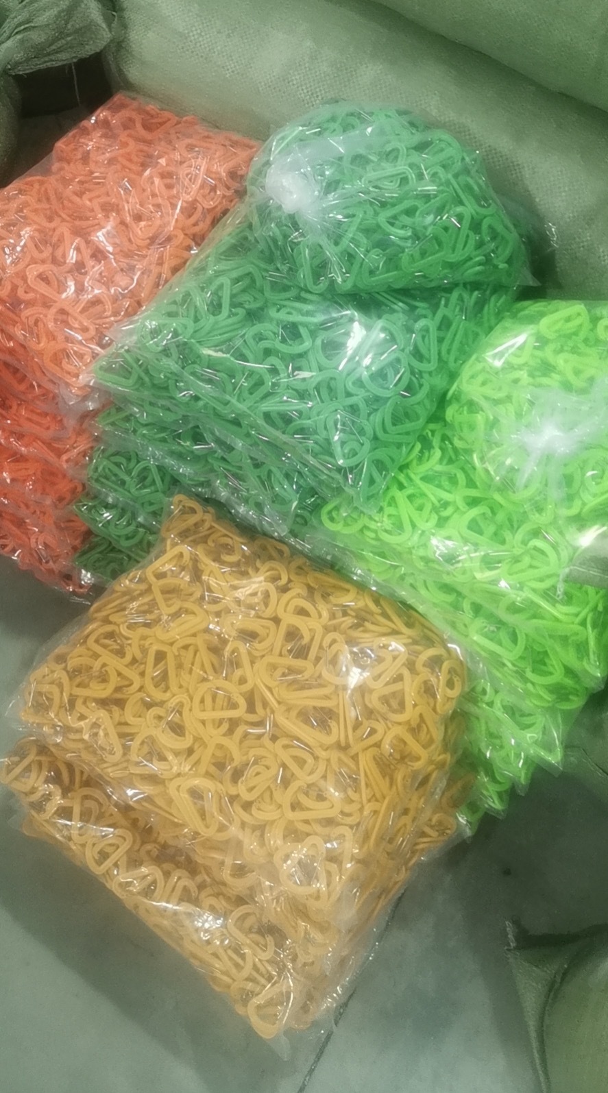 Mountaineering hooks, keychains, quick-hanging hooks, plastic hooks of various sizes, mountaineering hooks, backpack hooks, luggage accessories Application Scenario