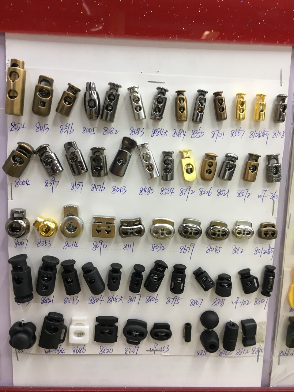 A 20-year-old store with black and gray plastic electroplated pendant, ABS rope buckle, spring buckle, cat's eye buckle, round beads and large beads Specification image