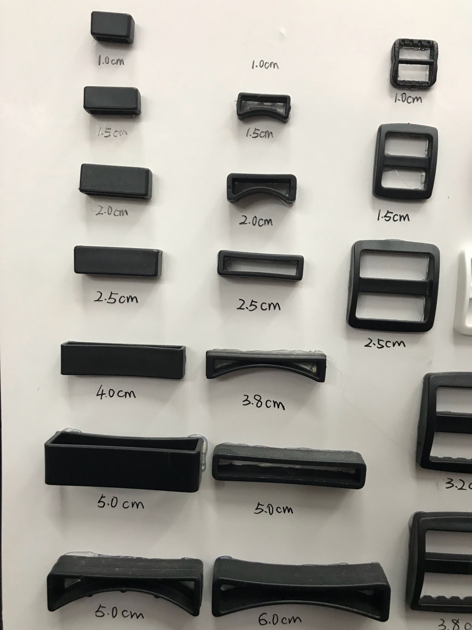 Plastic webbing clips, belt clips, mobile phone clips, pet curved square clips, black adjustable clips, arc-shaped webbing Application Scenario