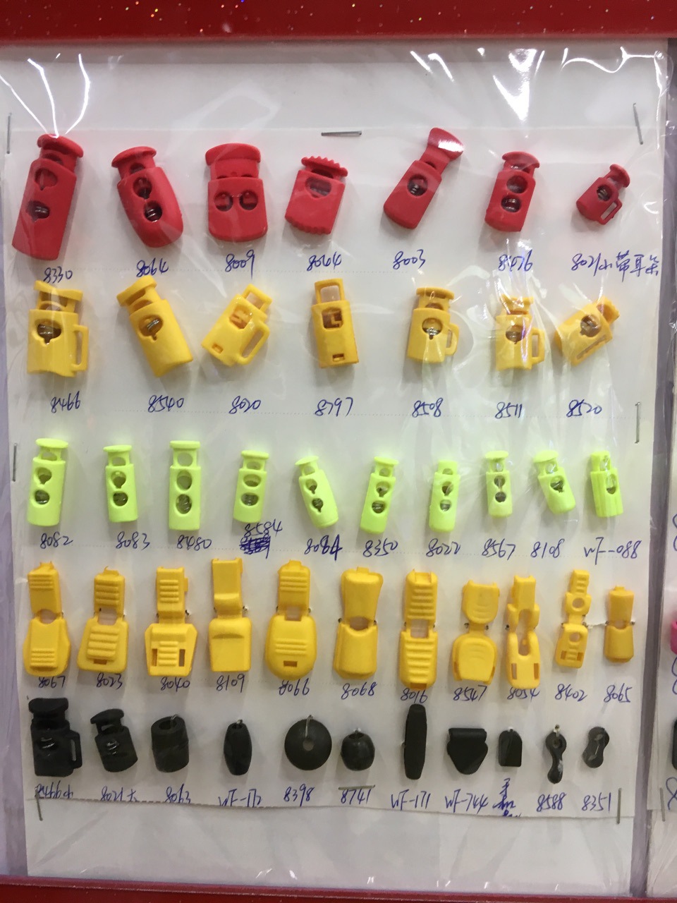 A 20-year-old store with black and gray plastic electroplated pendant, ABS rope buckle, spring buckle, cat's eye buckle, round beads and large beads Application Scenario