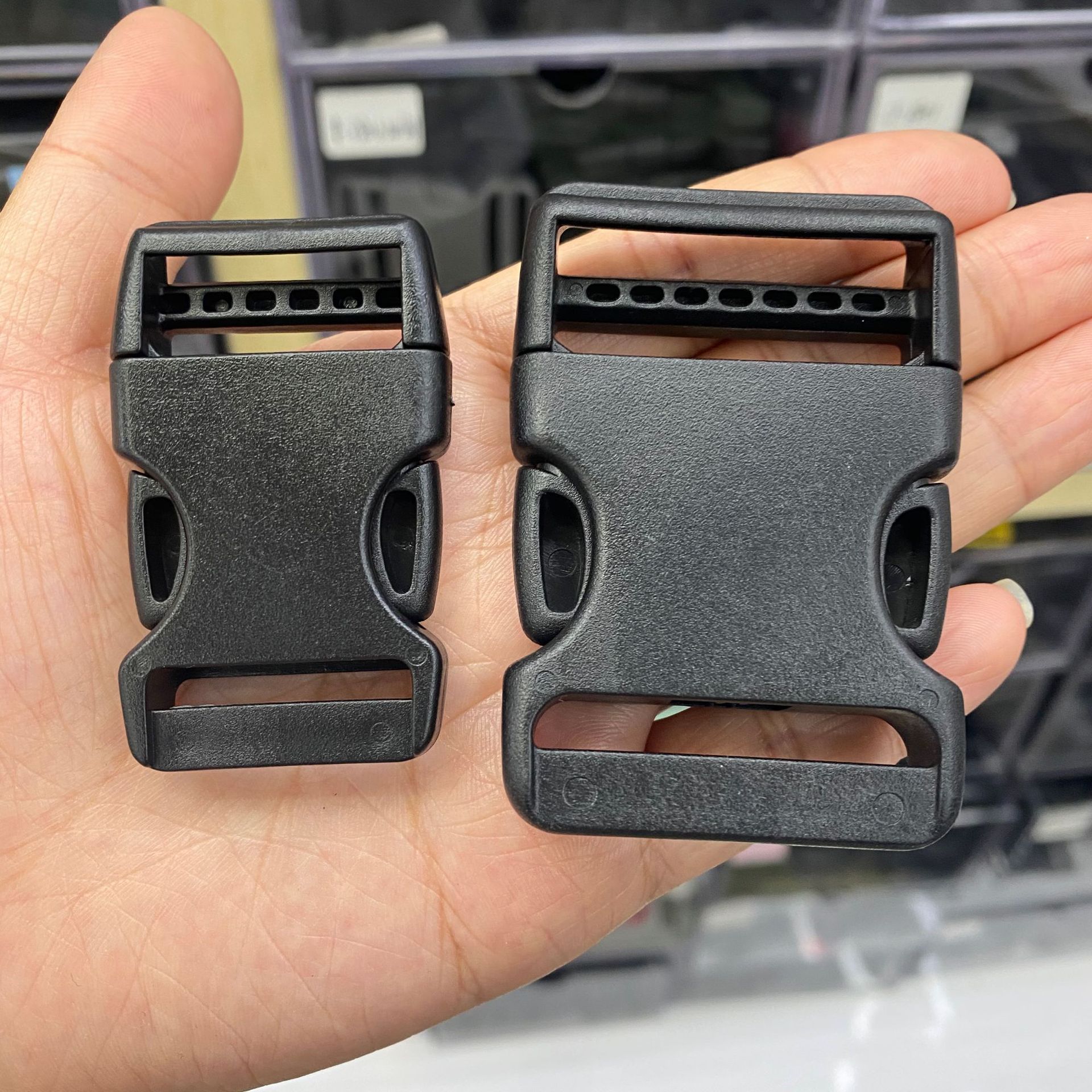 Plastic buckle bag webbing buckle accessories, plastic buckles, waist bag buckles, shoulder strap buckles, letter buckles are dispatched on the same day Application Scenario