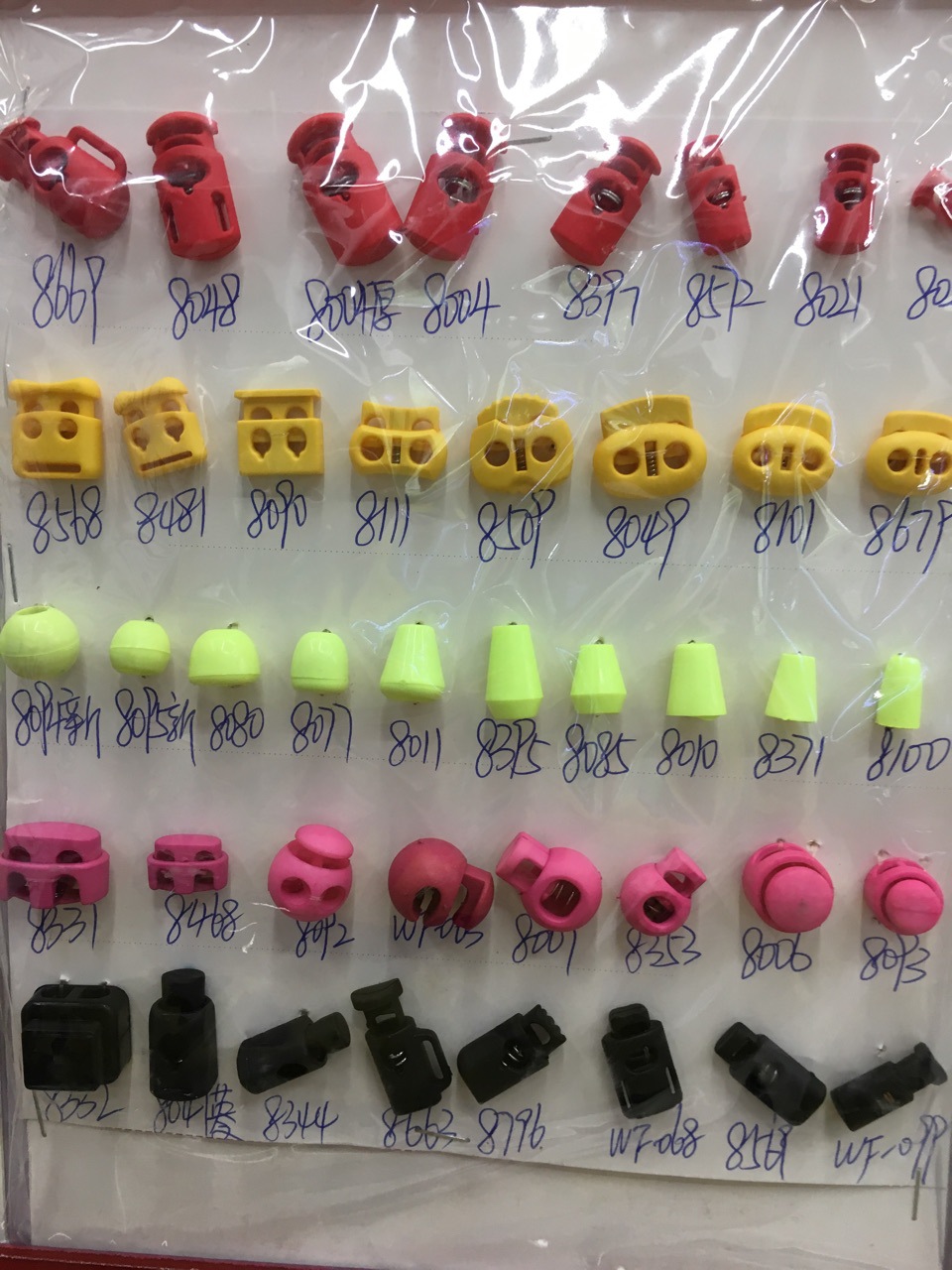 A 20-year-old store with black and gray plastic electroplated pendant, ABS rope buckle, spring buckle, cat's eye buckle, round beads and large beads Item Picture