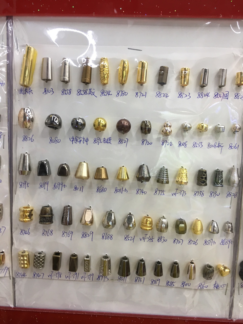 A 20-year-old store with black and gray plastic electroplated pendant, ABS rope buckle, spring buckle, cat's eye buckle, round beads and large beads details Picture