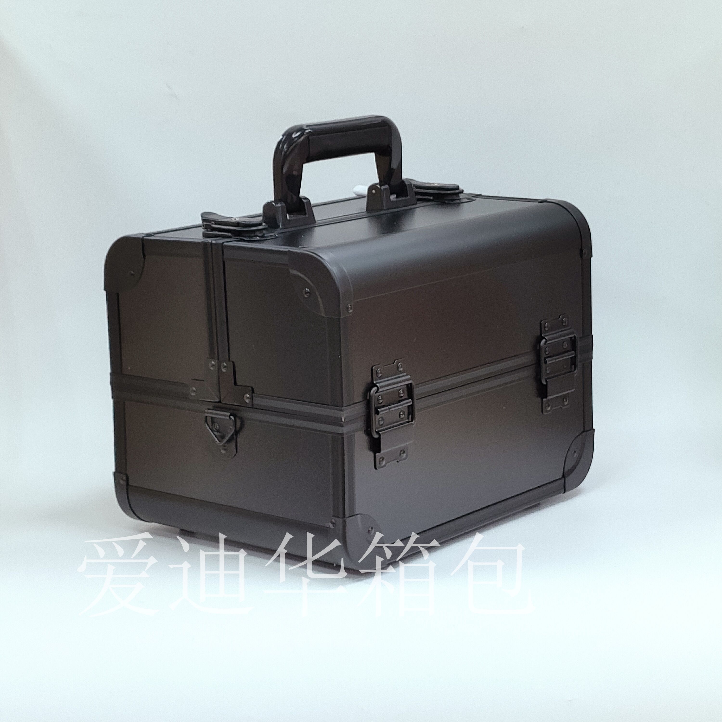 Aidihua's new large-capacity professional portable beauty, manicure and eyelash extension multi-layer professional makeup box in color aluminum rose gold Application Scenario