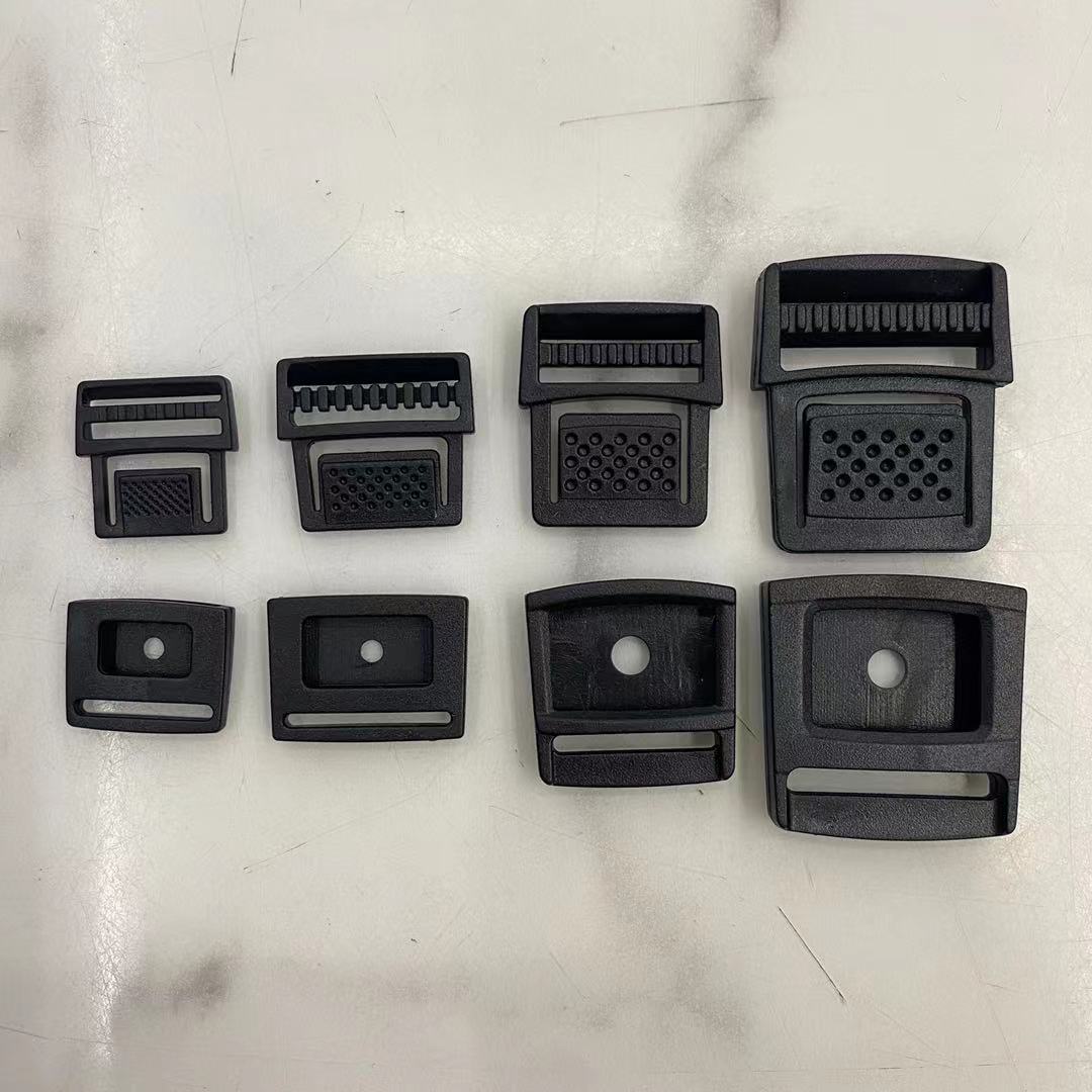قطع غيار لحزمة من البلاستيك في حقيبة ظهر محمولة على الظهر Item Picture