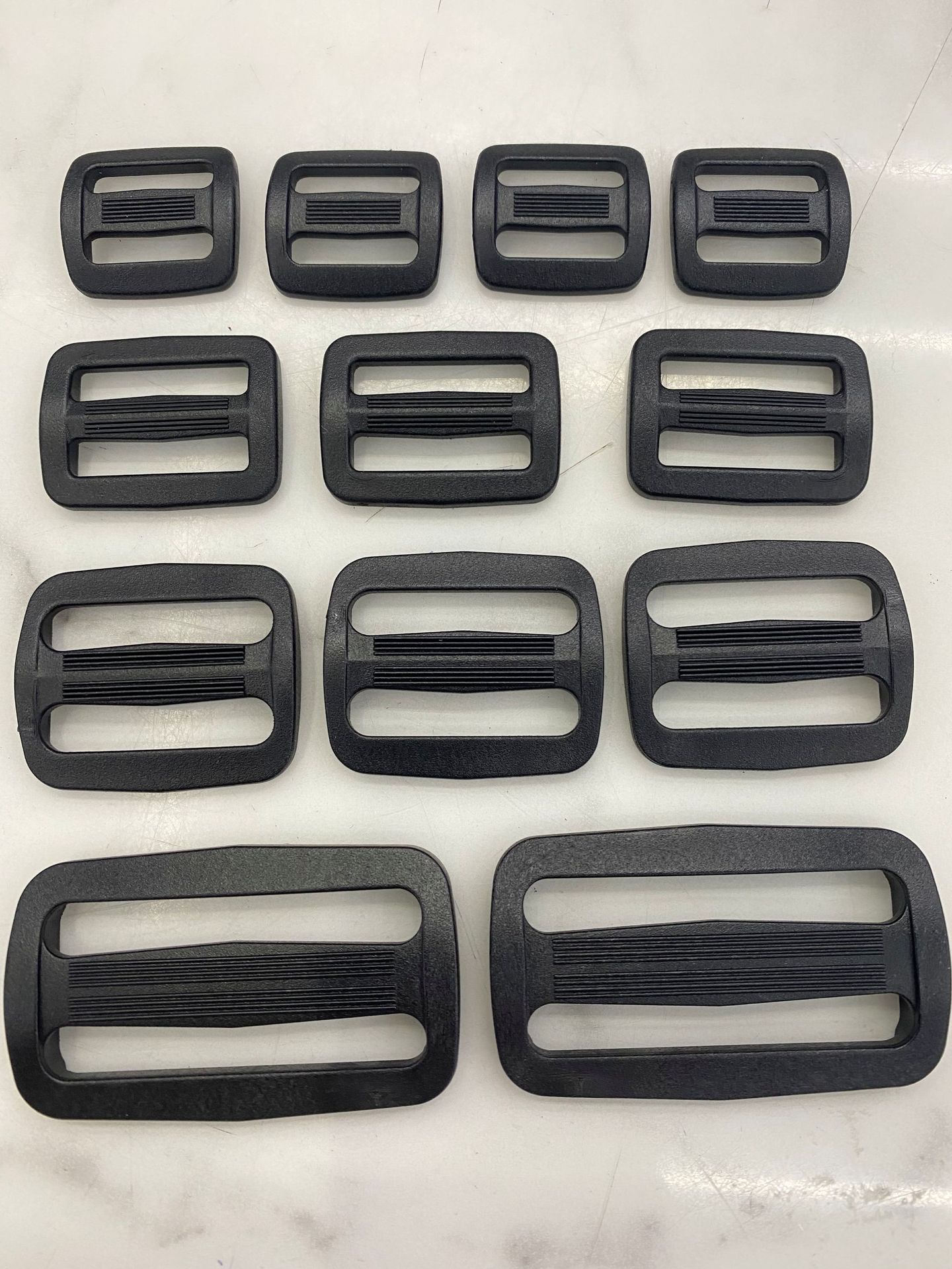 Correas de plástico hebilla de ajuste accesorios de equipaje hebilla de palabra de día versión actualizada estilo engrosado hebilla de plástico de tres niveles color personalizado