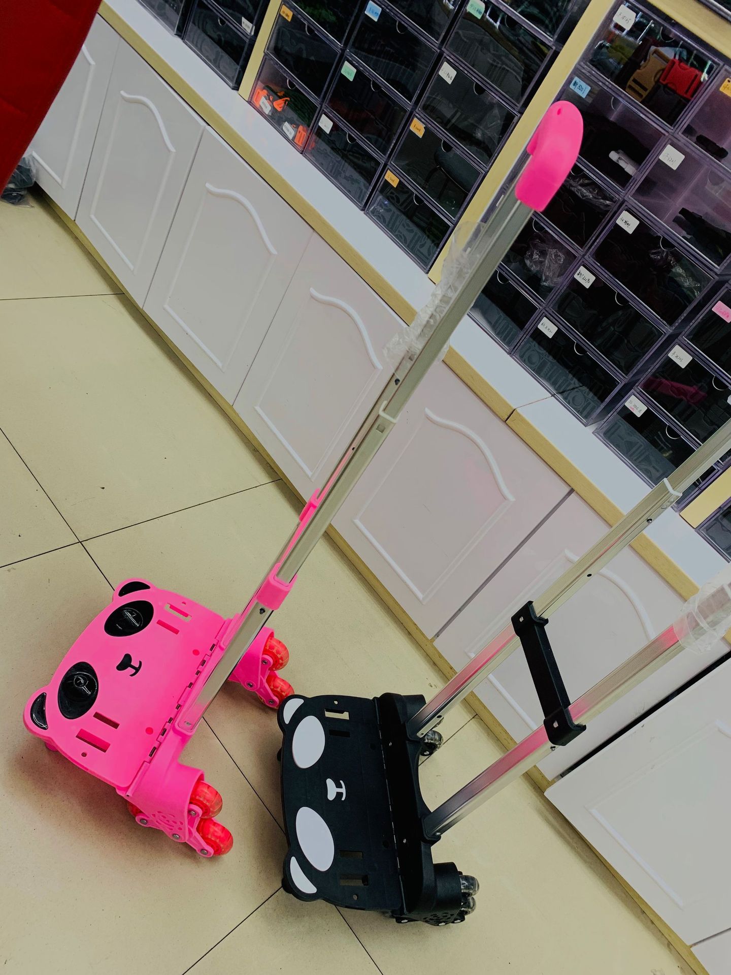 拉杆书包实物图