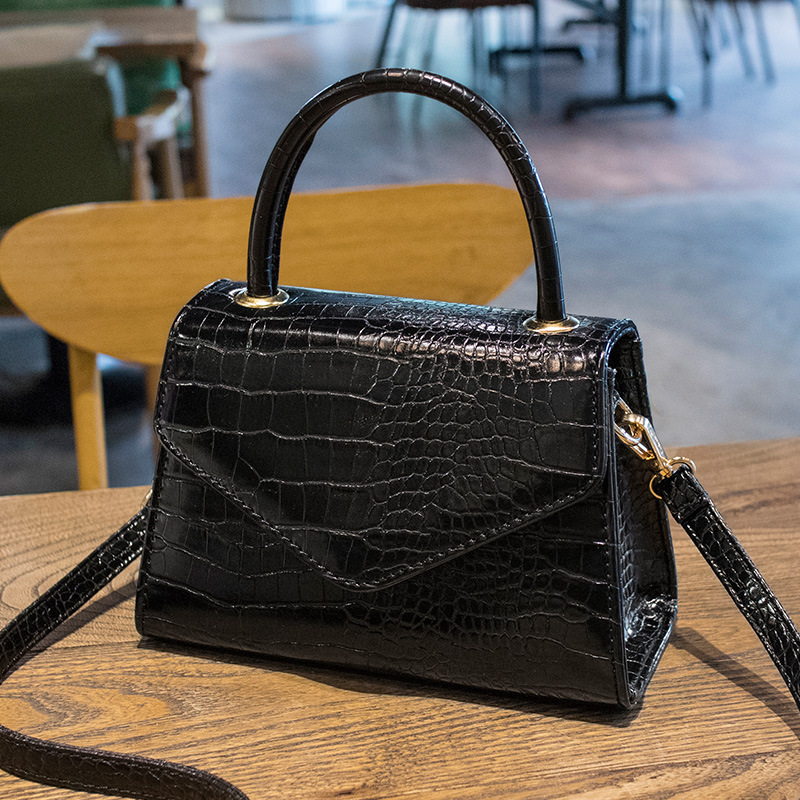 Women's bag 2021 new crossbody bag small niche hand bag temperament all fashion single shoulder crocodile baguette bag