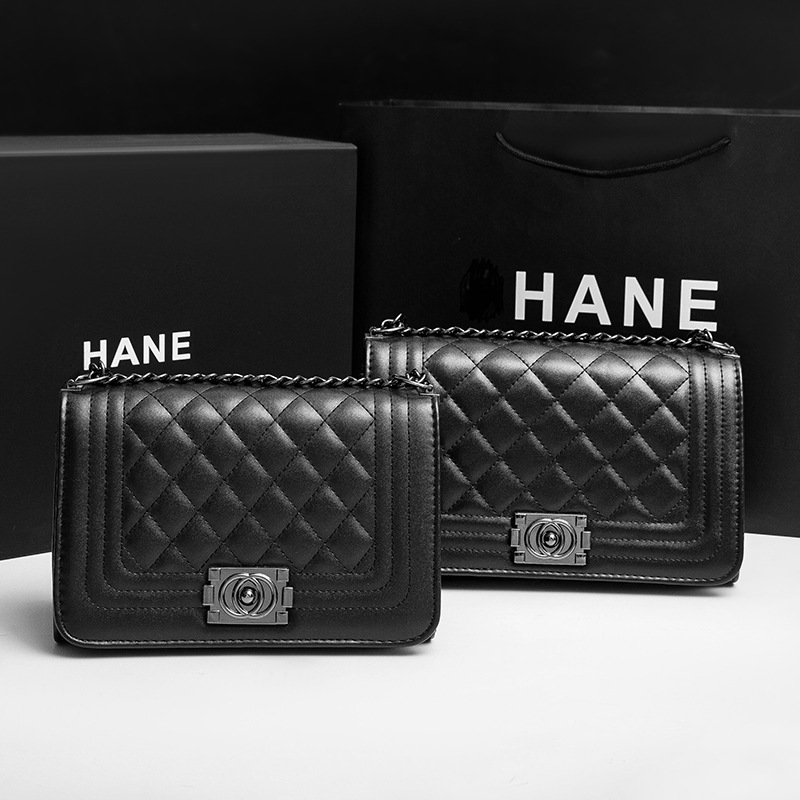 New 2021 Women's bag, a small Chanel-style diamond-shaped chain bag, a popular, simple and casual single-shoulder crossbody bag, a small square bag Application Scenario