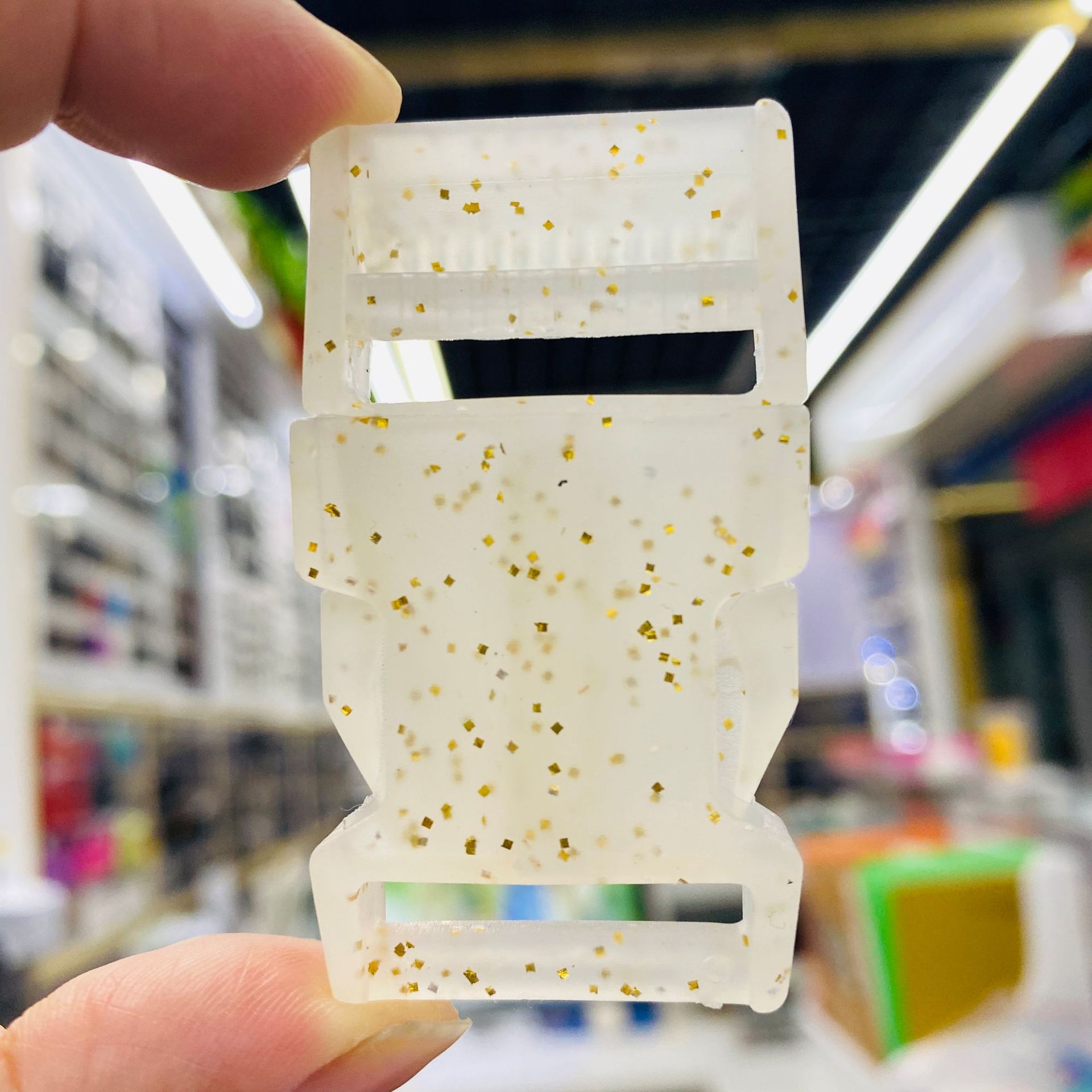 Semi-transparent golden powder-coated plastic buckles, bag webbing, and backpack buckles can be produced as per requirements