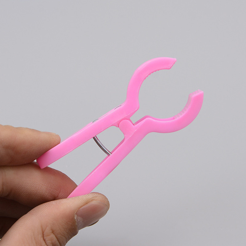 Wholesale of 12 plastic clips, clothes drying clips, underwear clips, and colored clips for one or two yuan Specification image