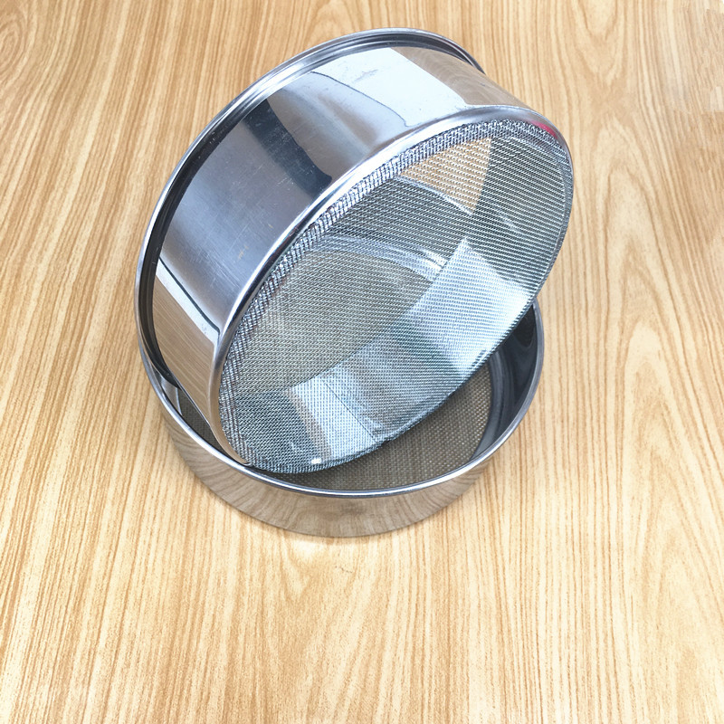 2-yuan store baking tool: 15 cm stainless steel small flour sieve, 2-yuan net sieve, street stall supply Application Scenario