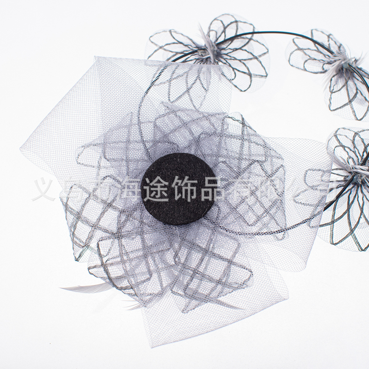 New forest-themed creative silver feather mesh flower headwear, European and American fashionable hair clips, any style bridal hair accessory Application Scenario